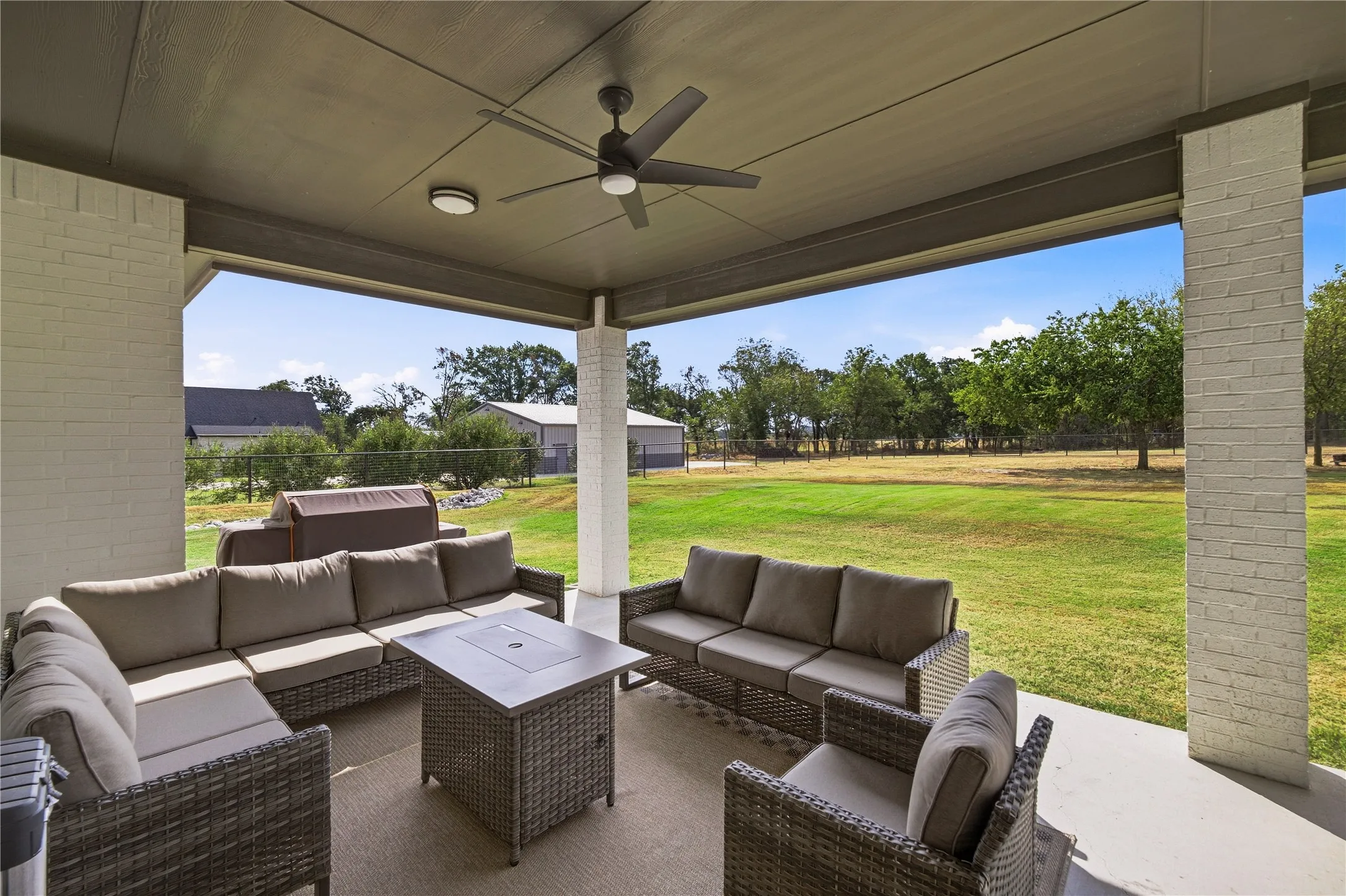 Single Family Residence For Sale in Parker County , 1135 Paradise Parkway, Poolville, Texas 76487, 4 Bedroom, 2 Bathroom, 3 Garage spaces, 2,592 Sqft, built in 2022, mls#21396054, Real Estate Agent in Poolville, Homes For Sale in Parker county, Homes For Sale in Poolville, Realtor in Poolville Texas, Real Estate Brokerage Independent Realty Texas, Luminita Cordes Realtor