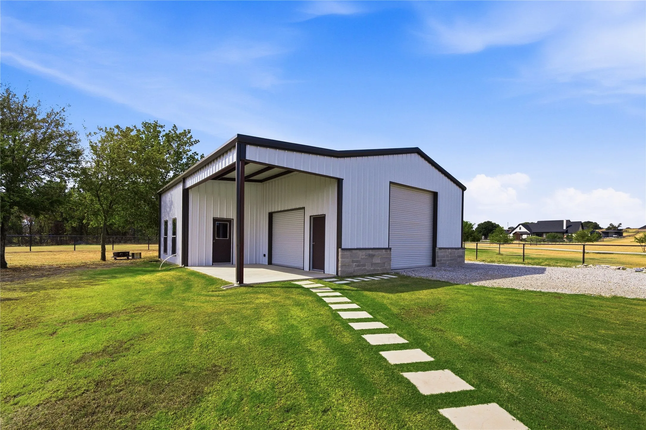 Single Family Residence For Sale in Parker County , 1135 Paradise Parkway, Poolville, Texas 76487, 4 Bedroom, 2 Bathroom, 3 Garage spaces, 2,592 Sqft, built in 2022, mls#21396054, Real Estate Agent in Poolville, Homes For Sale in Parker county, Homes For Sale in Poolville, Realtor in Poolville Texas, Real Estate Brokerage Independent Realty Texas, Luminita Cordes Realtor