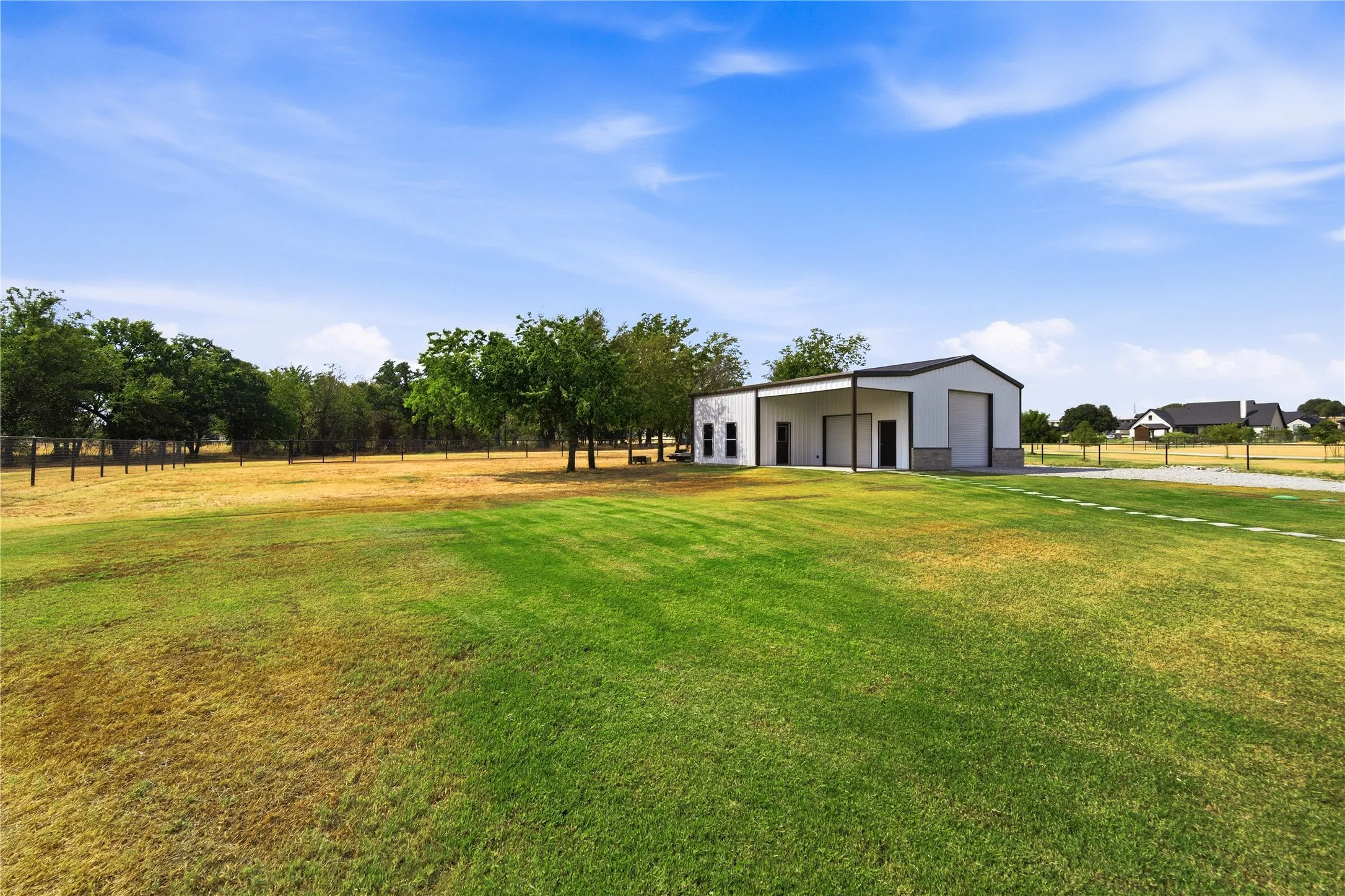 Single Family Residence For Sale in Parker County , 1135 Paradise Parkway, Poolville, Texas 76487, 4 Bedroom, 2 Bathroom, 3 Garage spaces, 2,592 Sqft, built in 2022, mls#21396054, Real Estate Agent in Poolville, Homes For Sale in Parker county, Homes For Sale in Poolville, Realtor in Poolville Texas, Real Estate Brokerage Independent Realty Texas, Luminita Cordes Realtor