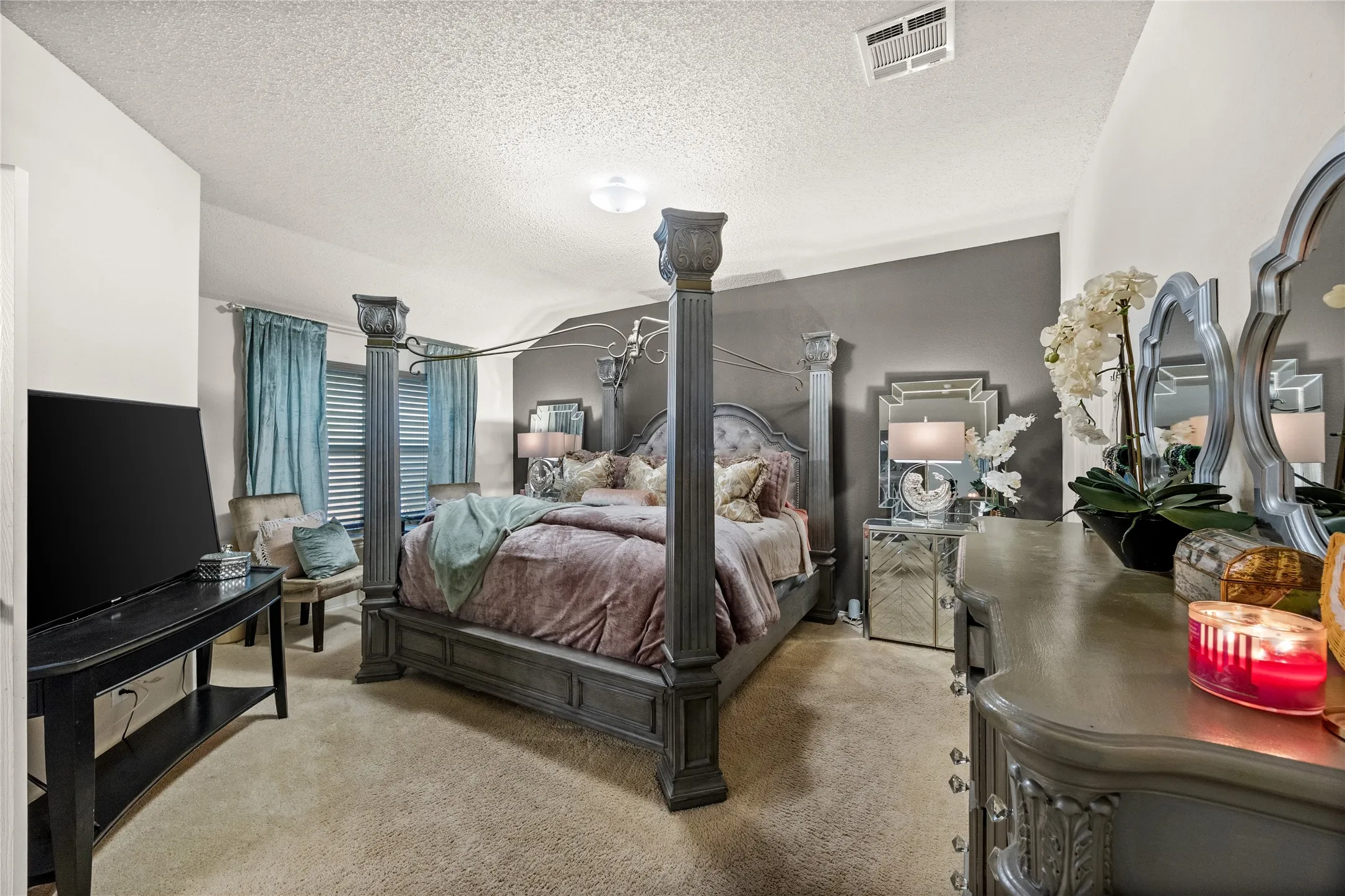 HUGE MASTER BEDROOM