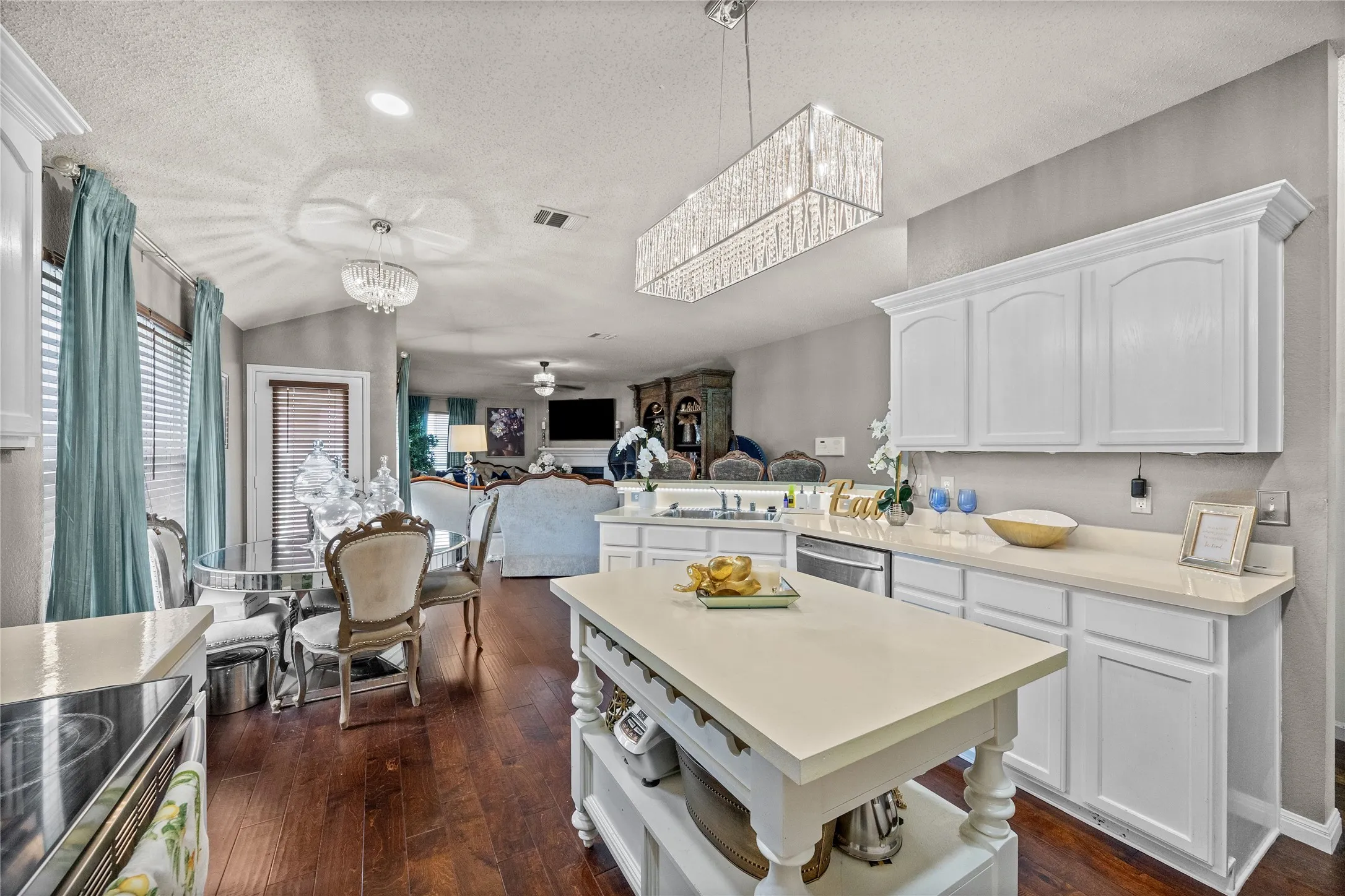 SPACIOUS UPDATED KITCHEN W-MOVABLE ISLAND