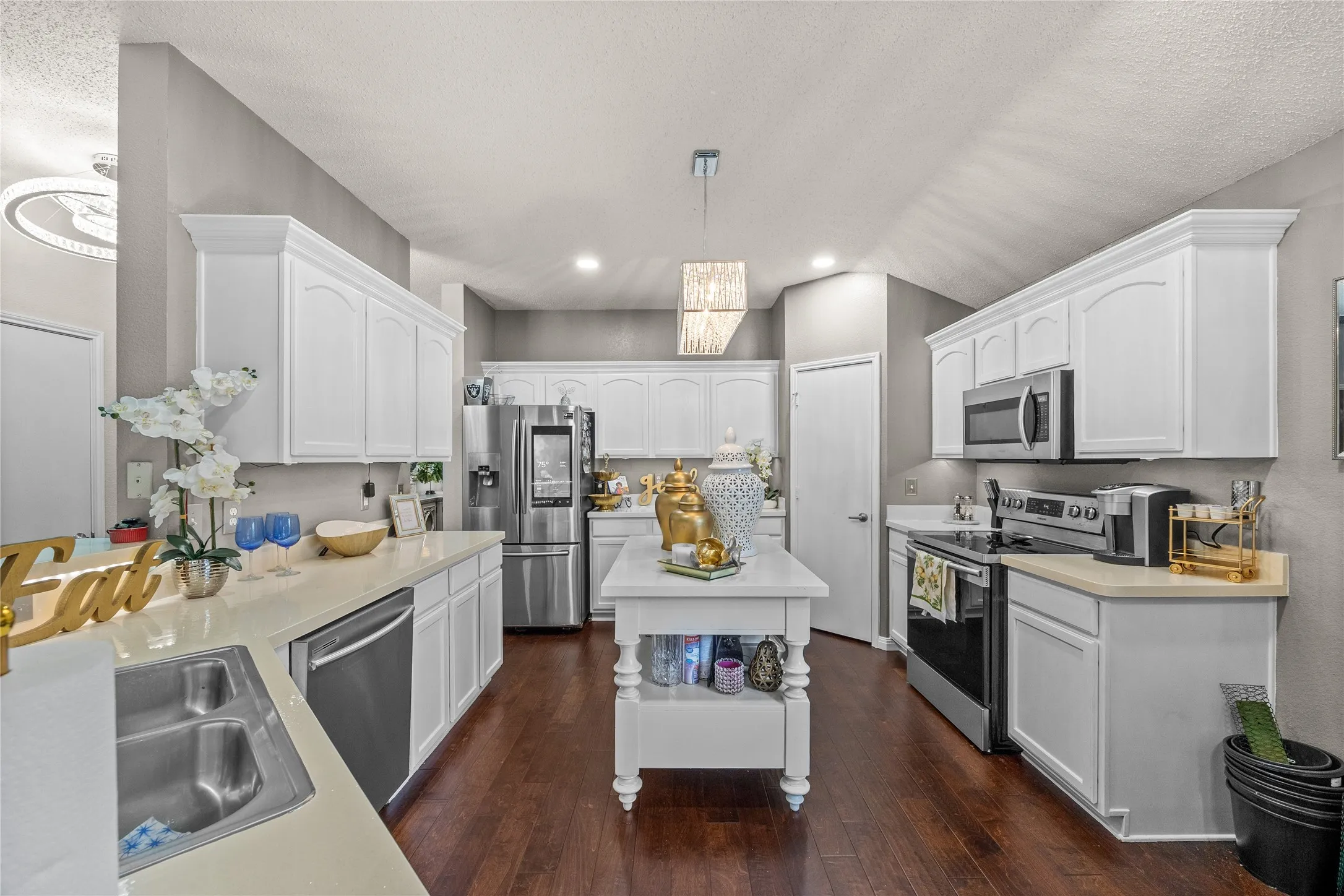 ANOTHER VIEW OF KITCHEN