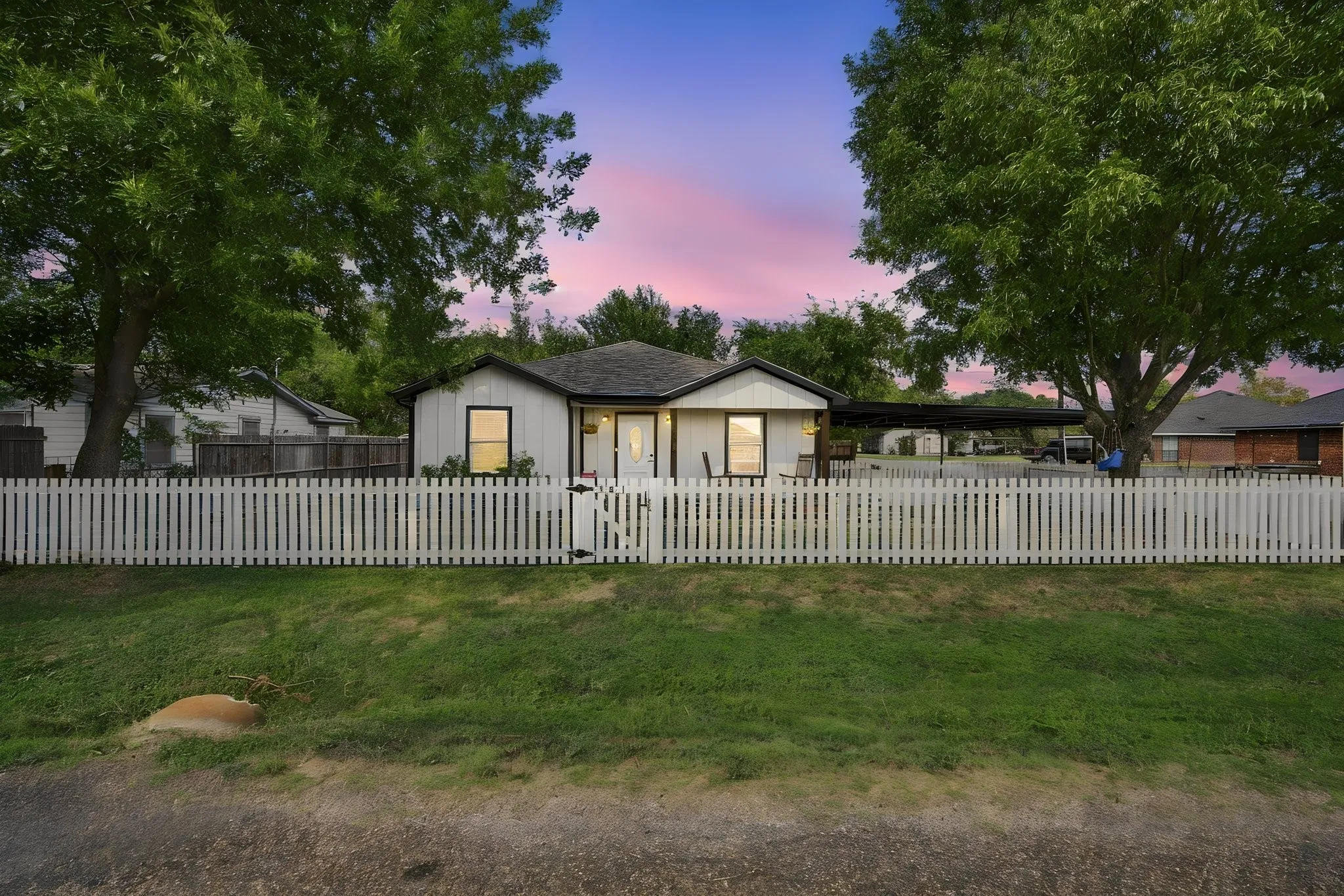 Single Family Residence For Sale in Ellis County , 301 W 1st Street, Maypearl, Texas 76064, 3 Bedroom, 2 Bathroom, Garage spaces, 1,471 Sqft, built in 1930, mls#21392803, Real Estate Agent in Maypearl, Homes For Sale in Ellis county, Homes For Sale in Maypearl, Realtor in Maypearl Texas, Real Estate Brokerage Independent Realty Texas, Luminita Cordes Realtor