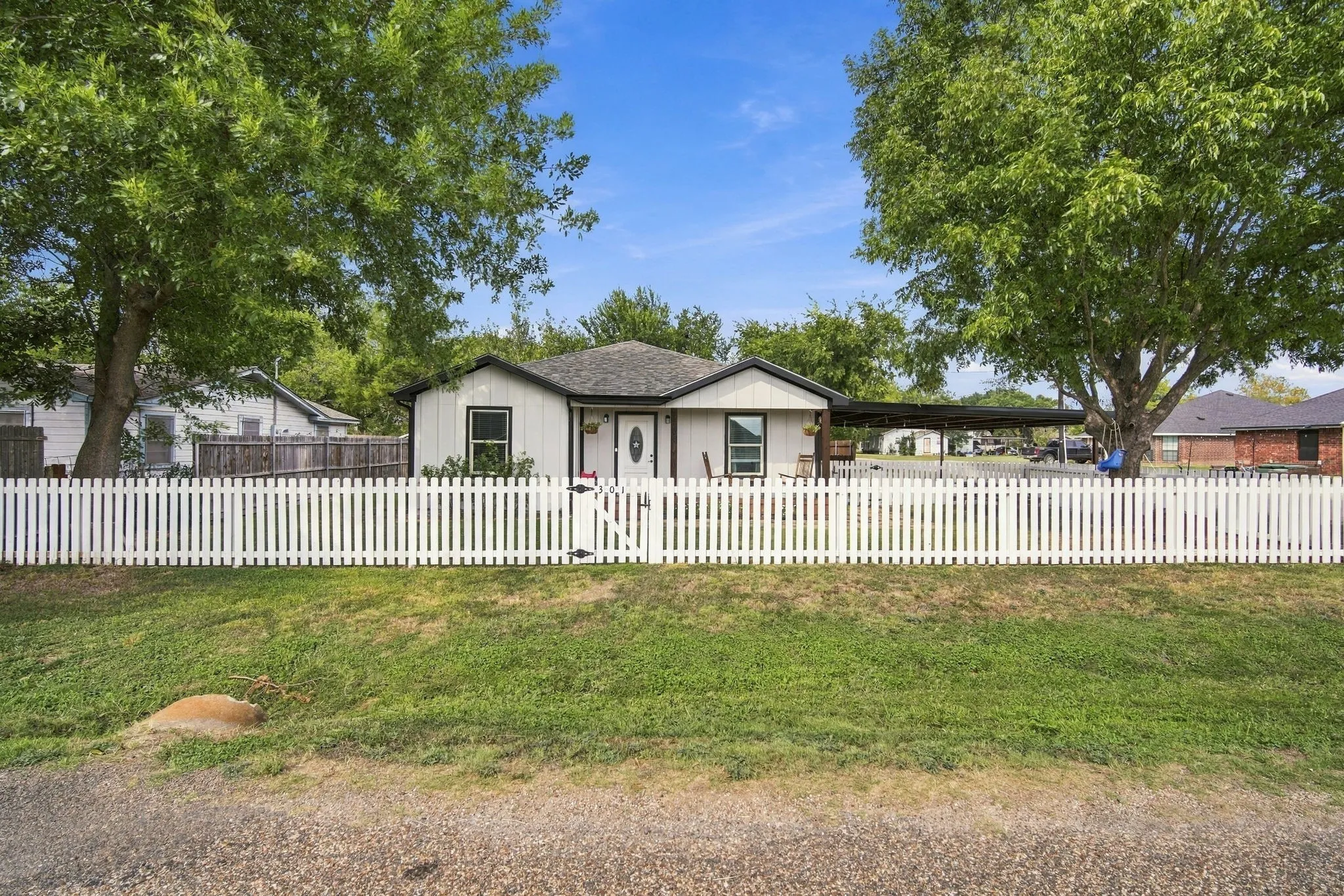 Single Family Residence For Sale in Ellis County , 301 W 1st Street, Maypearl, Texas 76064, 3 Bedroom, 2 Bathroom, Garage spaces, 1,471 Sqft, built in 1930, mls#21392803, Real Estate Agent in Maypearl, Homes For Sale in Ellis county, Homes For Sale in Maypearl, Realtor in Maypearl Texas, Real Estate Brokerage Independent Realty Texas, Luminita Cordes Realtor