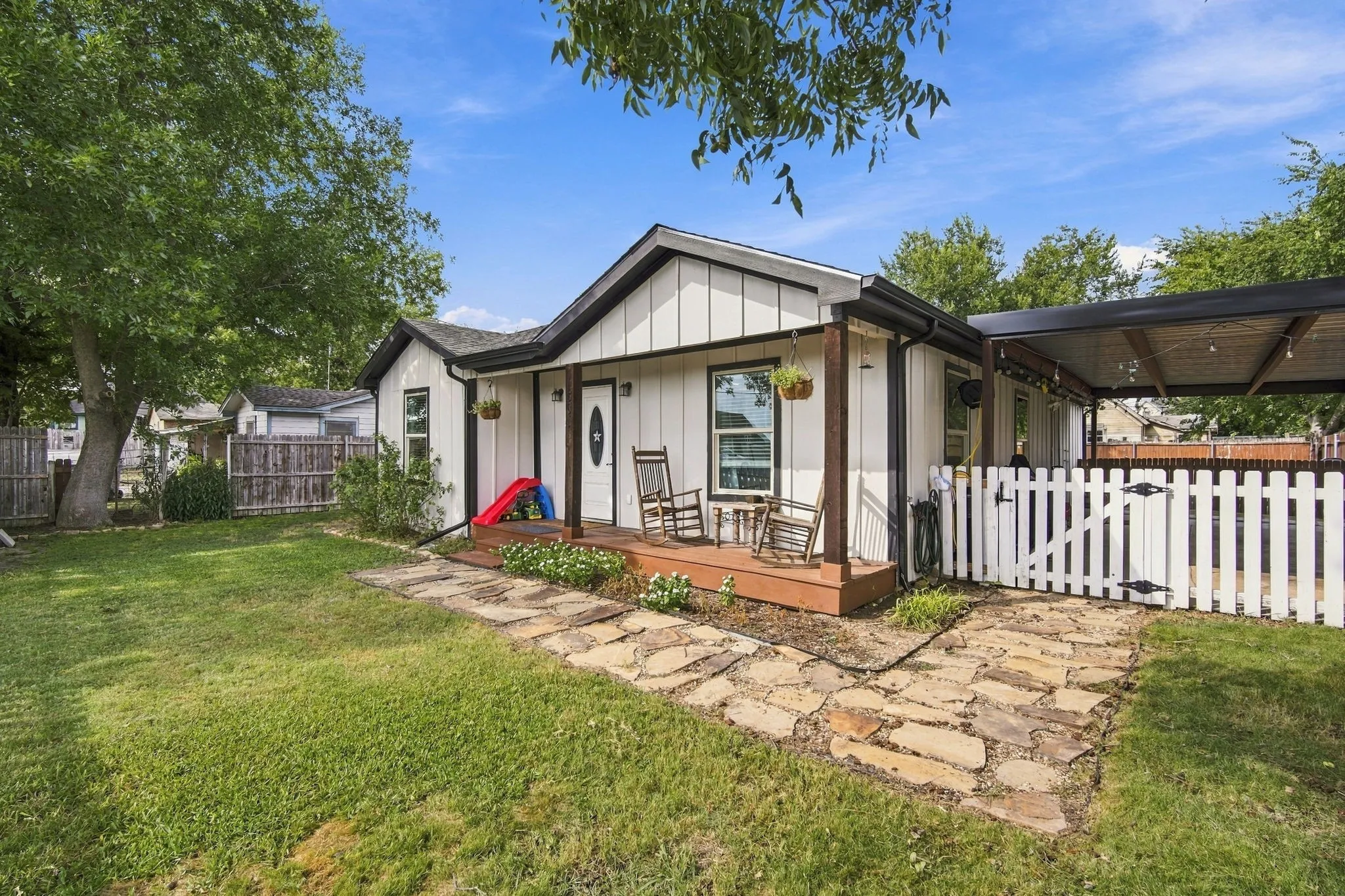 Single Family Residence For Sale in Ellis County , 301 W 1st Street, Maypearl, Texas 76064, 3 Bedroom, 2 Bathroom, Garage spaces, 1,471 Sqft, built in 1930, mls#21392803, Real Estate Agent in Maypearl, Homes For Sale in Ellis county, Homes For Sale in Maypearl, Realtor in Maypearl Texas, Real Estate Brokerage Independent Realty Texas, Luminita Cordes Realtor