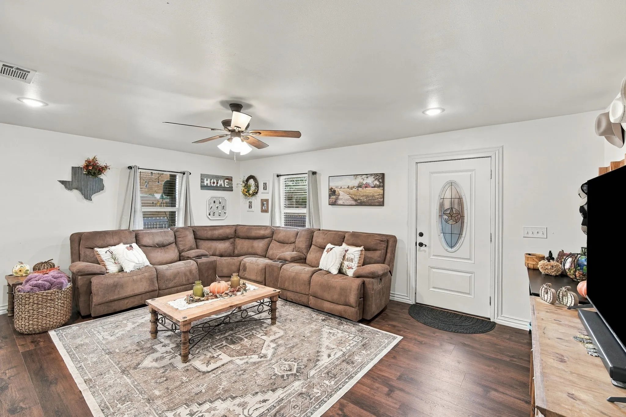 Single Family Residence For Sale in Ellis County , 301 W 1st Street, Maypearl, Texas 76064, 3 Bedroom, 2 Bathroom, Garage spaces, 1,471 Sqft, built in 1930, mls#21392803, Real Estate Agent in Maypearl, Homes For Sale in Ellis county, Homes For Sale in Maypearl, Realtor in Maypearl Texas, Real Estate Brokerage Independent Realty Texas, Luminita Cordes Realtor