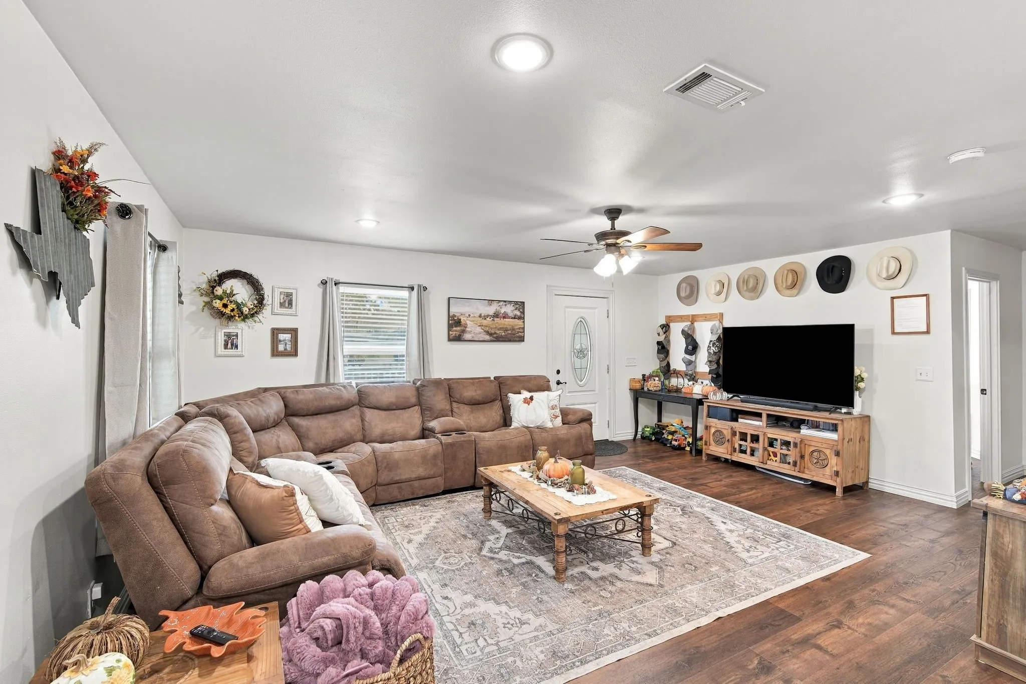 Single Family Residence For Sale in Ellis County , 301 W 1st Street, Maypearl, Texas 76064, 3 Bedroom, 2 Bathroom, Garage spaces, 1,471 Sqft, built in 1930, mls#21392803, Real Estate Agent in Maypearl, Homes For Sale in Ellis county, Homes For Sale in Maypearl, Realtor in Maypearl Texas, Real Estate Brokerage Independent Realty Texas, Luminita Cordes Realtor