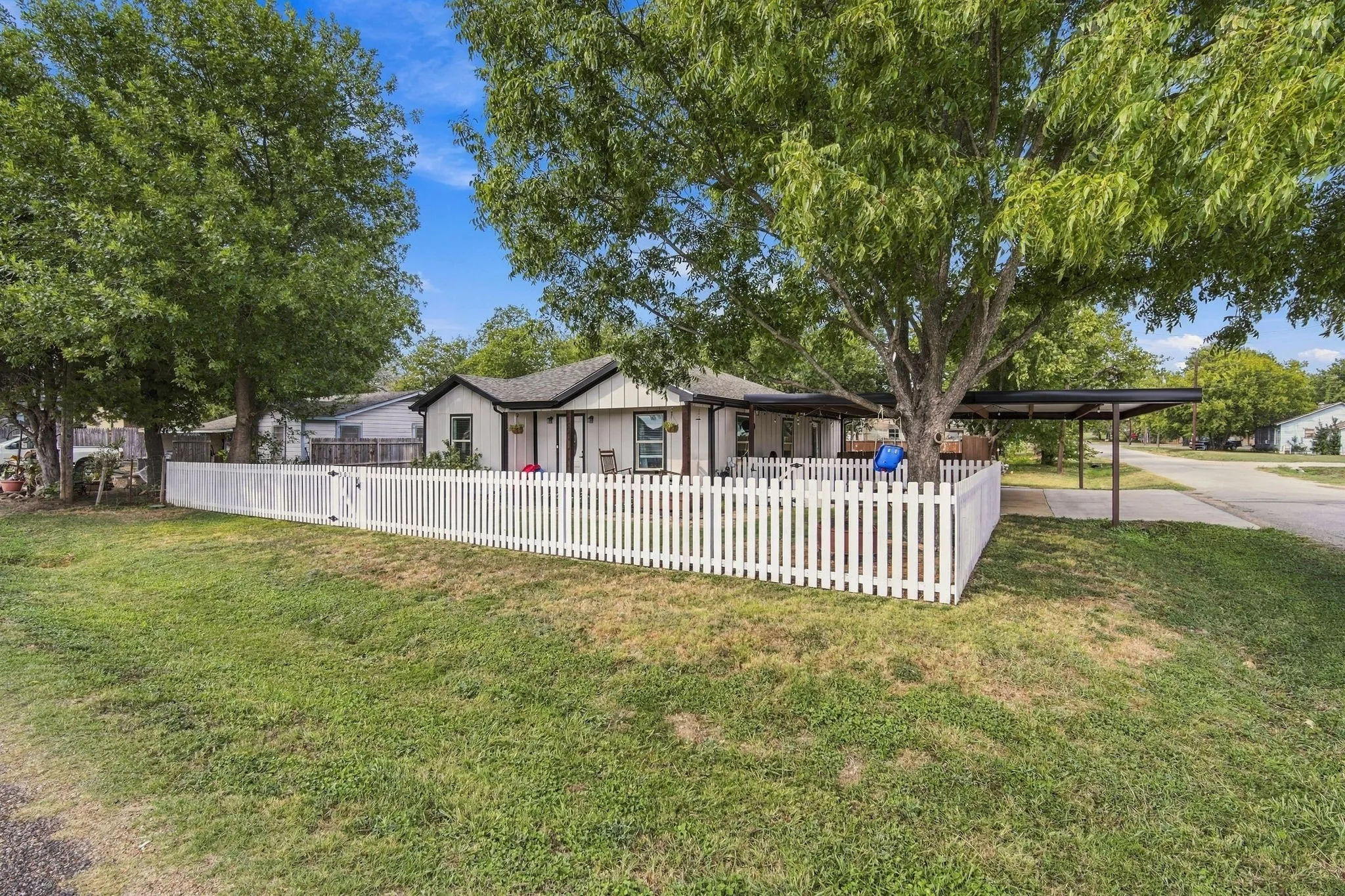 Single Family Residence For Sale in Ellis County , 301 W 1st Street, Maypearl, Texas 76064, 3 Bedroom, 2 Bathroom, Garage spaces, 1,471 Sqft, built in 1930, mls#21392803, Real Estate Agent in Maypearl, Homes For Sale in Ellis county, Homes For Sale in Maypearl, Realtor in Maypearl Texas, Real Estate Brokerage Independent Realty Texas, Luminita Cordes Realtor