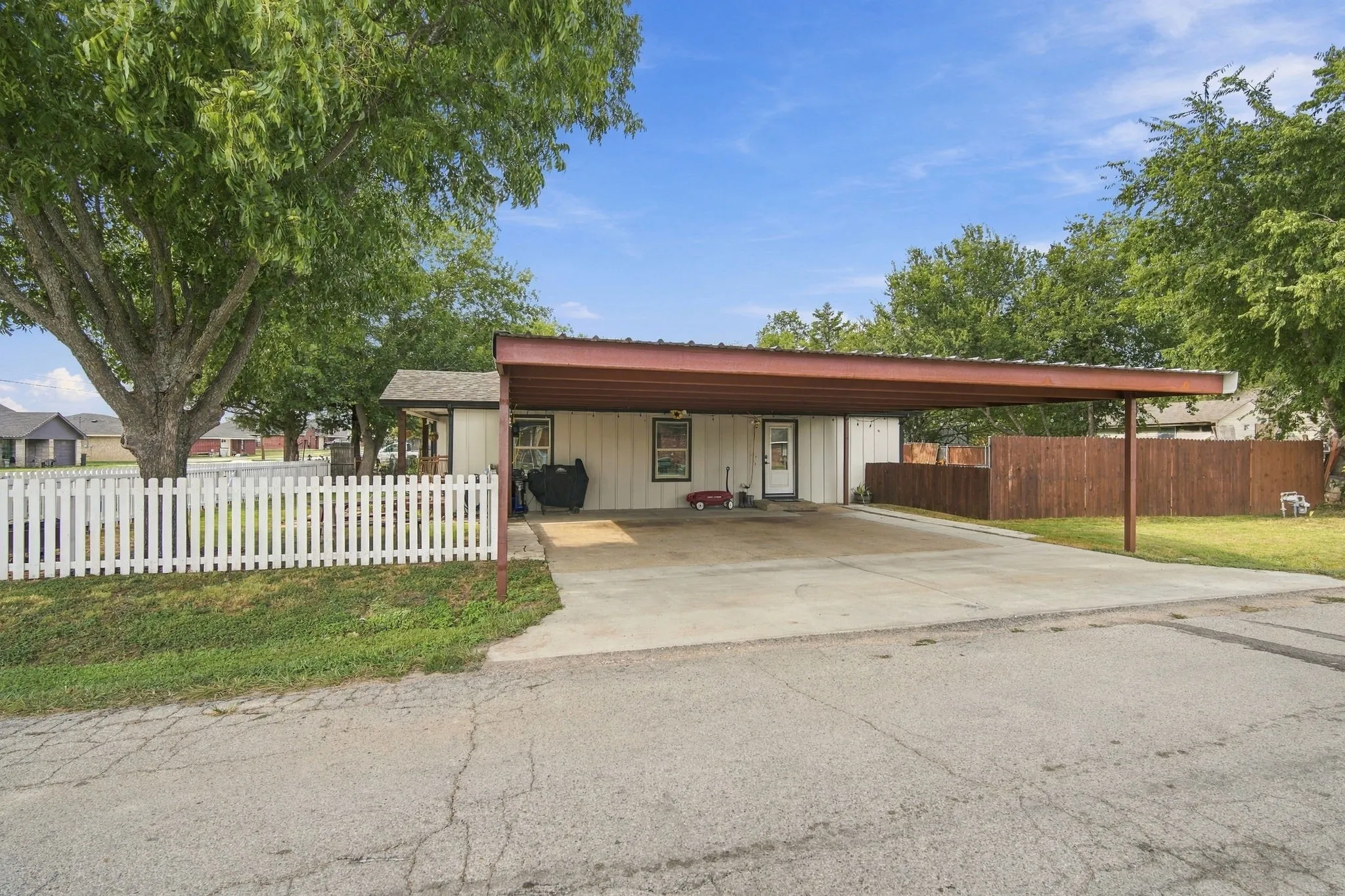 Single Family Residence For Sale in Ellis County , 301 W 1st Street, Maypearl, Texas 76064, 3 Bedroom, 2 Bathroom, Garage spaces, 1,471 Sqft, built in 1930, mls#21392803, Real Estate Agent in Maypearl, Homes For Sale in Ellis county, Homes For Sale in Maypearl, Realtor in Maypearl Texas, Real Estate Brokerage Independent Realty Texas, Luminita Cordes Realtor