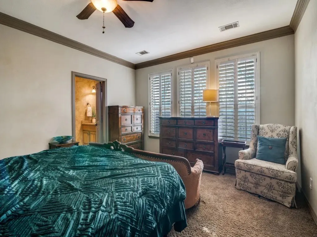 Ceiling fan with integrated lighting