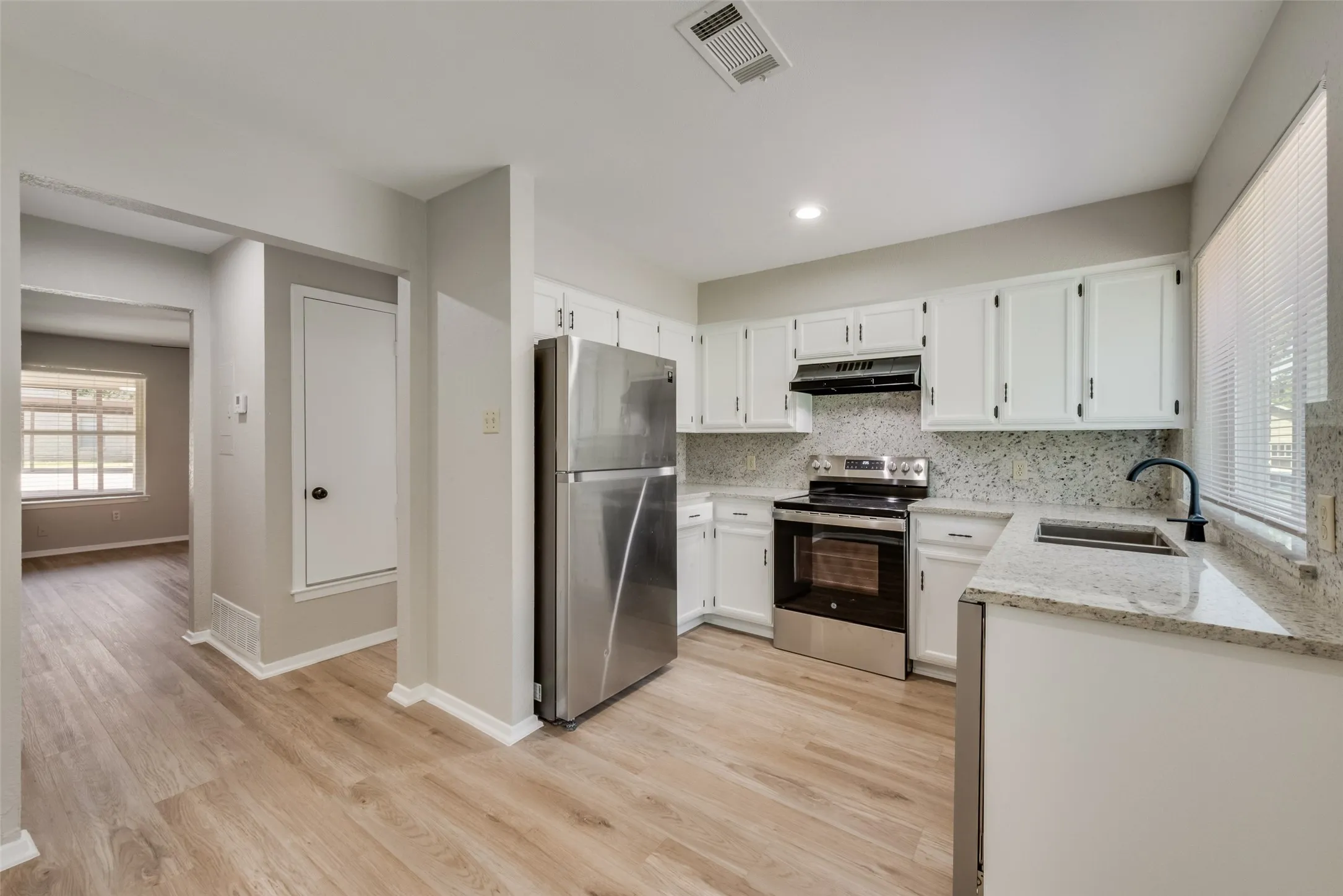 Triplex For Rent in Tarrant County , 105 Wildwood Court, Grapevine, Texas 76051, 2 Bedroom, 2 Bathroom, Garage spaces, 1,056 Sqft, built in 1985, mls#21394759, Real Estate Agent in Grapevine, Homes For Rent in Tarrant county, Homes For Rent in Grapevine, Realtor in Grapevine Texas, Real Estate Brokerage Independent Realty Texas, Luminita Cordes Realtor