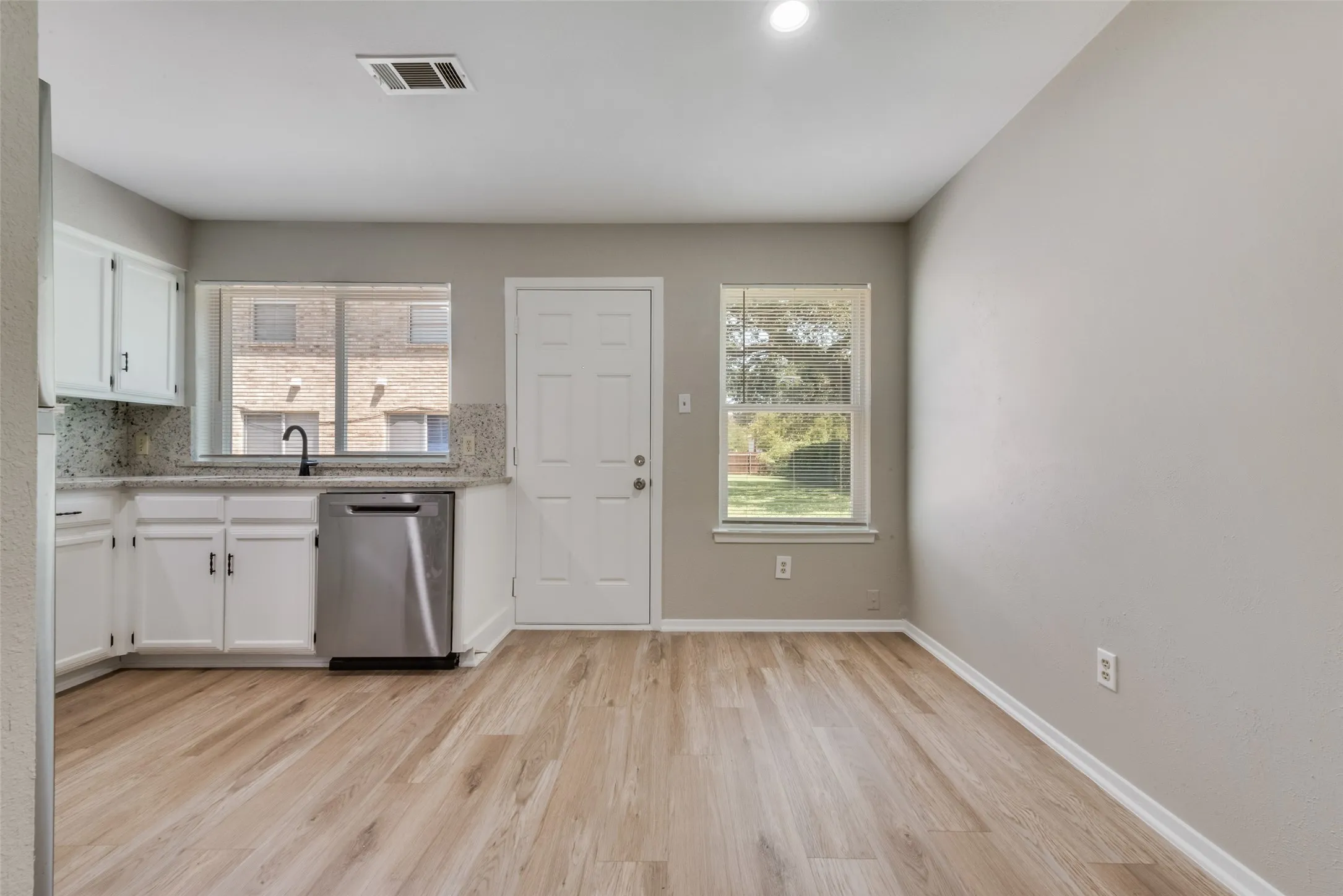 Triplex For Rent in Tarrant County , 105 Wildwood Court, Grapevine, Texas 76051, 2 Bedroom, 2 Bathroom, Garage spaces, 1,056 Sqft, built in 1985, mls#21394759, Real Estate Agent in Grapevine, Homes For Rent in Tarrant county, Homes For Rent in Grapevine, Realtor in Grapevine Texas, Real Estate Brokerage Independent Realty Texas, Luminita Cordes Realtor