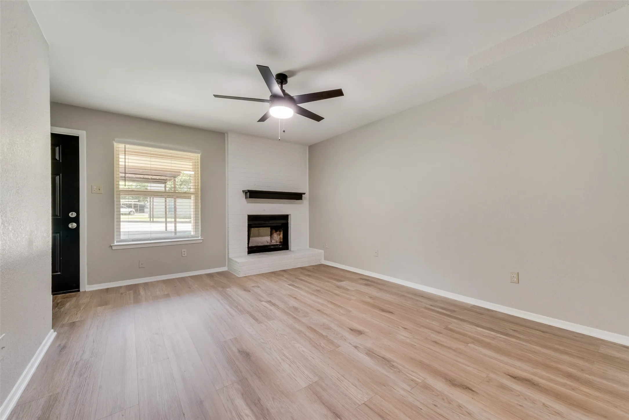 Triplex For Rent in Tarrant County , 105 Wildwood Court, Grapevine, Texas 76051, 2 Bedroom, 2 Bathroom, Garage spaces, 1,056 Sqft, built in 1985, mls#21394759, Real Estate Agent in Grapevine, Homes For Rent in Tarrant county, Homes For Rent in Grapevine, Realtor in Grapevine Texas, Real Estate Brokerage Independent Realty Texas, Luminita Cordes Realtor