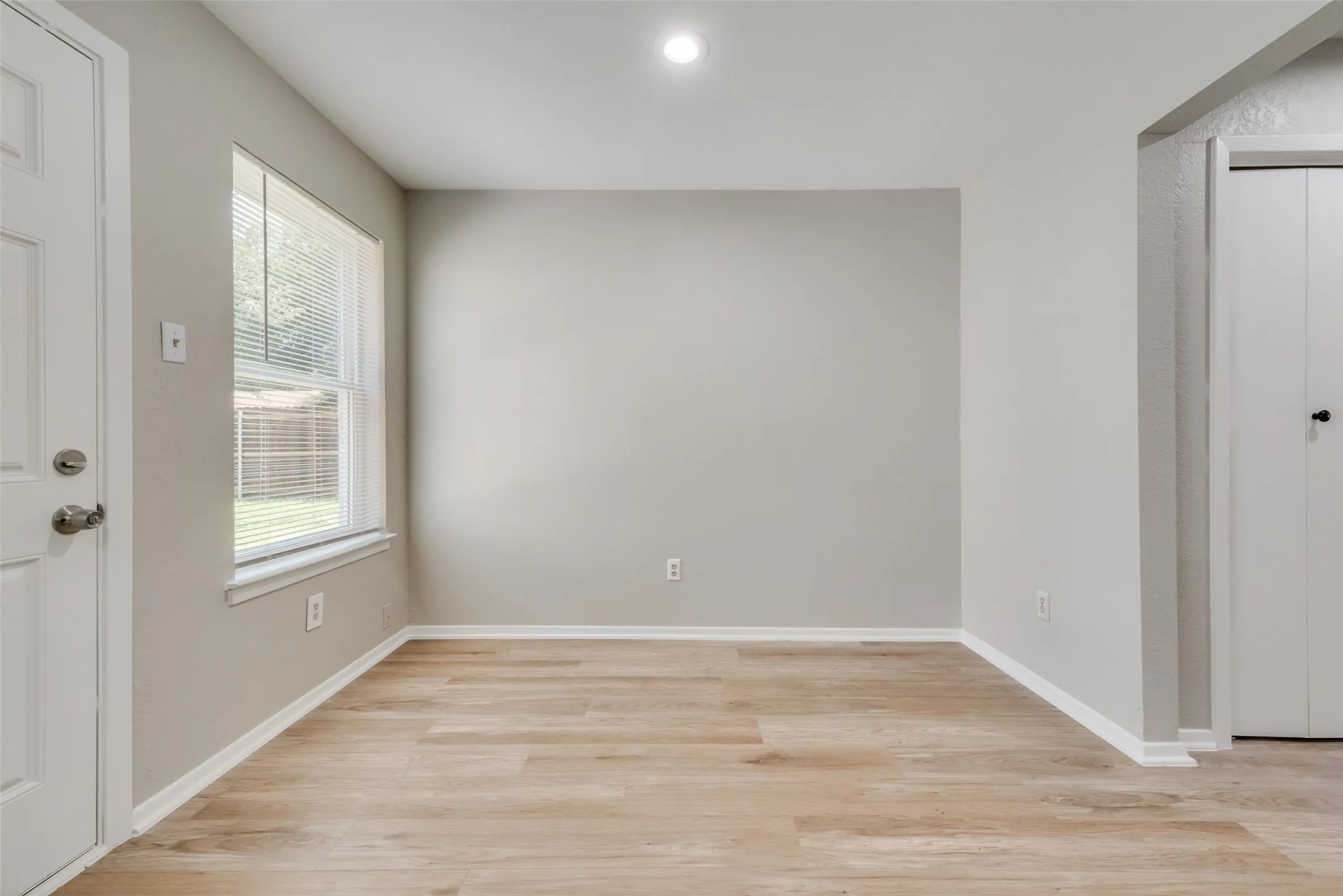 Triplex For Rent in Tarrant County , 105 Wildwood Court, Grapevine, Texas 76051, 2 Bedroom, 2 Bathroom, Garage spaces, 1,056 Sqft, built in 1985, mls#21394759, Real Estate Agent in Grapevine, Homes For Rent in Tarrant county, Homes For Rent in Grapevine, Realtor in Grapevine Texas, Real Estate Brokerage Independent Realty Texas, Luminita Cordes Realtor