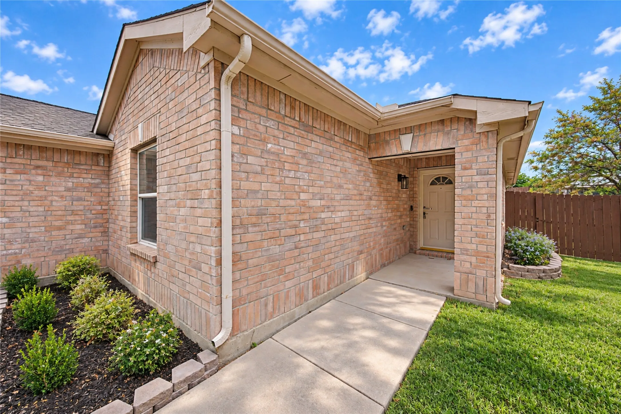 Single Family Residence For Rent in Denton County , 1641 Knight Trail, Little Elm, Texas 75036, 4 Bedroom, 2 Bathroom, 2 Garage spaces, 1,873 Sqft, built in 2005, mls#21396629, Real Estate Agent in Little Elm, Homes For Rent in Denton county, Homes For Rent in Little Elm, Realtor in Little Elm Texas, Real Estate Brokerage Independent Realty Texas, Luminita Cordes Realtor