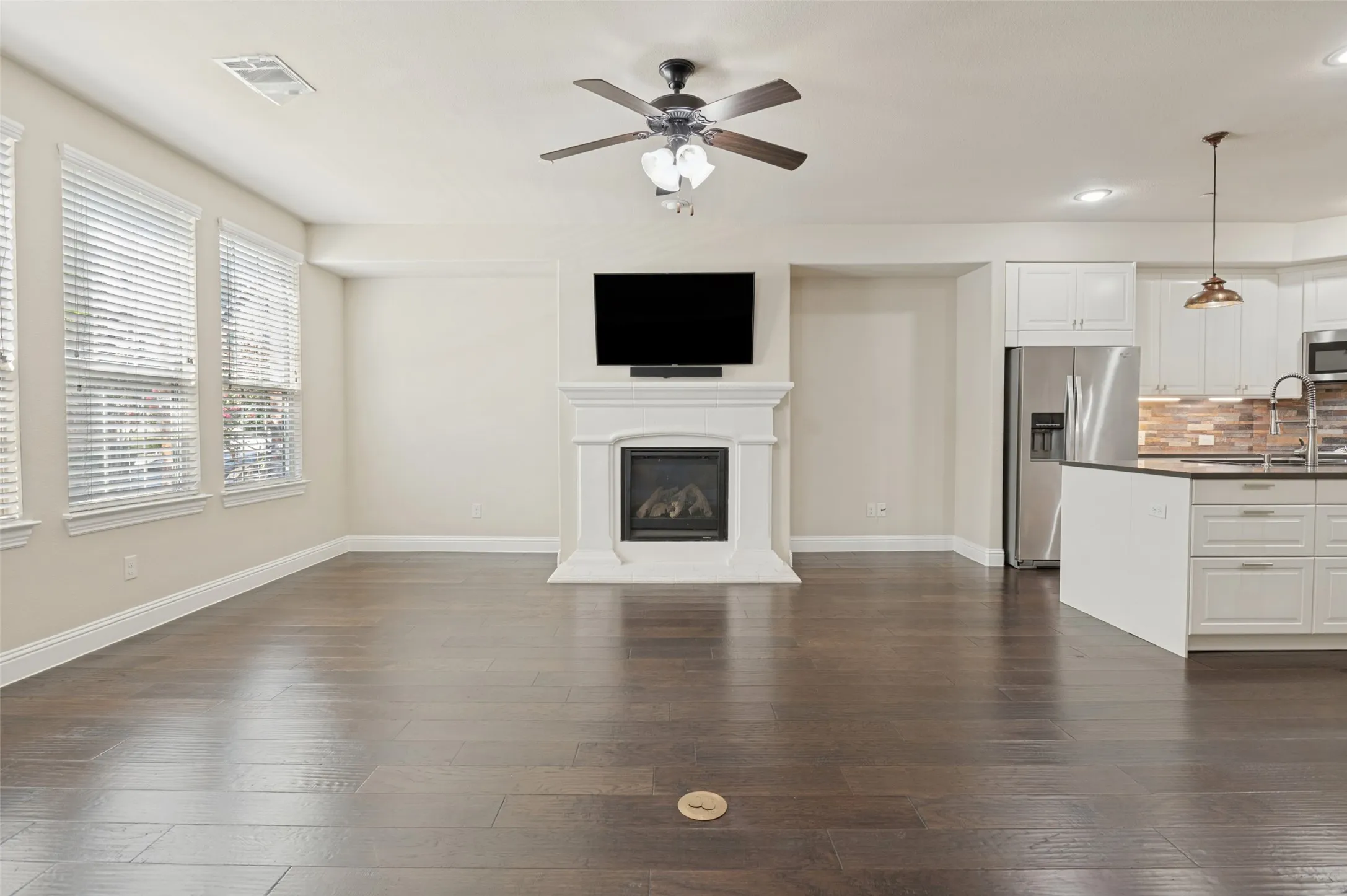Townhouse For Sale in Denton County , 4412 Fisk Lane, Carrollton, Texas 75010, 3 Bedroom, 4 Bathroom, 2 Garage spaces, 2,238 Sqft, built in 2014, mls#21396168, Real Estate Agent in Carrollton, Homes For Sale in Denton county, Homes For Sale in Carrollton, Realtor in Carrollton Texas, Real Estate Brokerage Independent Realty Texas, Luminita Cordes Realtor