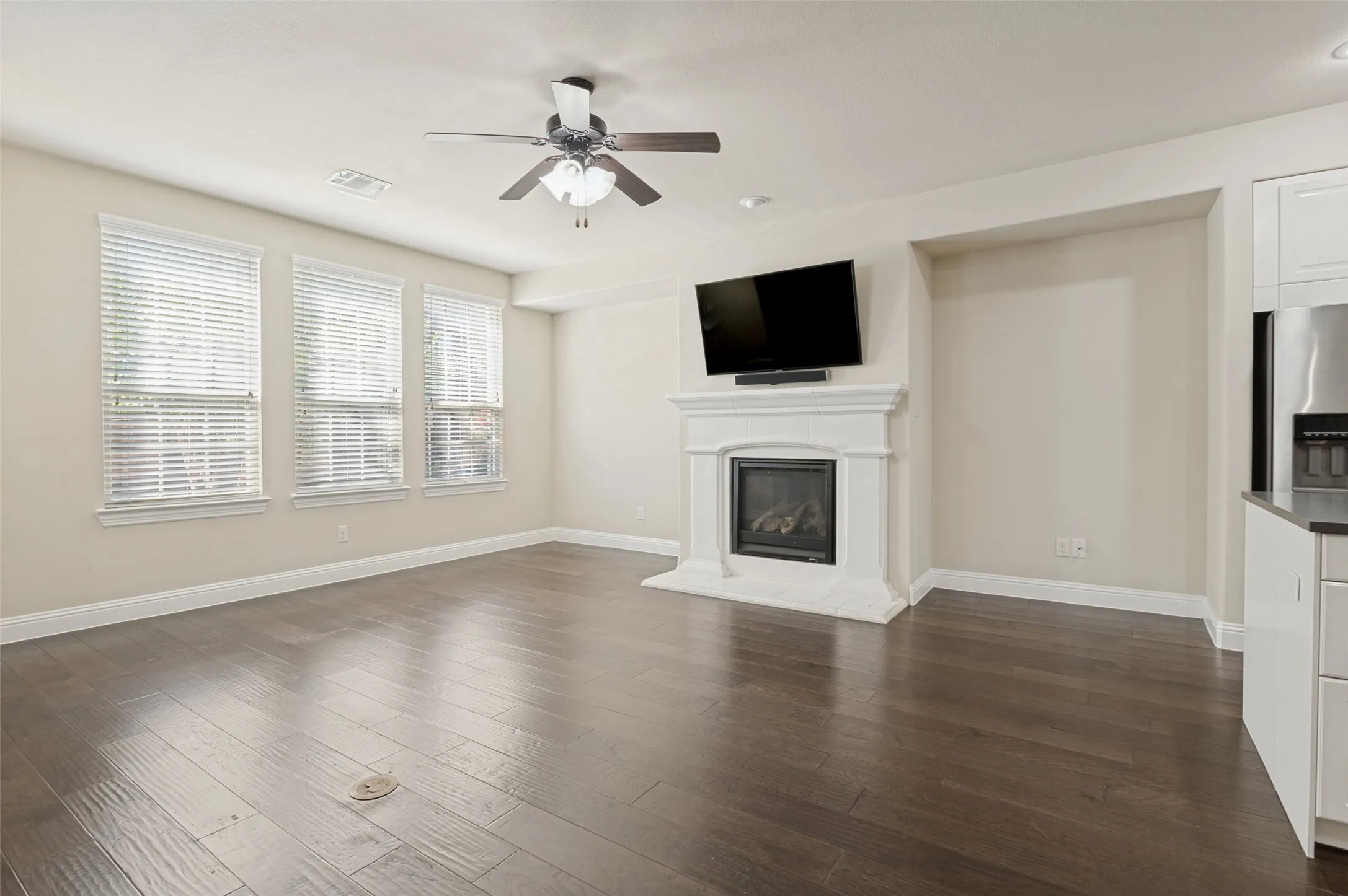 Townhouse For Sale in Denton County , 4412 Fisk Lane, Carrollton, Texas 75010, 3 Bedroom, 4 Bathroom, 2 Garage spaces, 2,238 Sqft, built in 2014, mls#21396168, Real Estate Agent in Carrollton, Homes For Sale in Denton county, Homes For Sale in Carrollton, Realtor in Carrollton Texas, Real Estate Brokerage Independent Realty Texas, Luminita Cordes Realtor