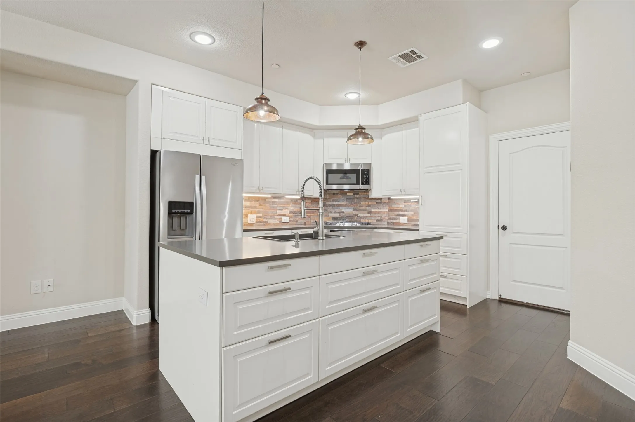 Townhouse For Sale in Denton County , 4412 Fisk Lane, Carrollton, Texas 75010, 3 Bedroom, 4 Bathroom, 2 Garage spaces, 2,238 Sqft, built in 2014, mls#21396168, Real Estate Agent in Carrollton, Homes For Sale in Denton county, Homes For Sale in Carrollton, Realtor in Carrollton Texas, Real Estate Brokerage Independent Realty Texas, Luminita Cordes Realtor