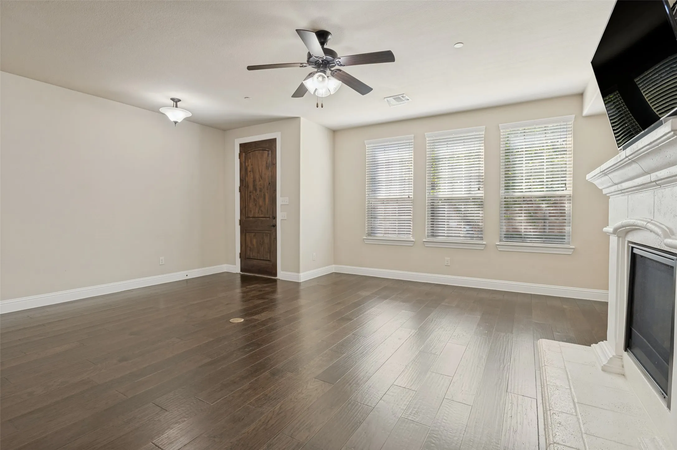 Townhouse For Sale in Denton County , 4412 Fisk Lane, Carrollton, Texas 75010, 3 Bedroom, 4 Bathroom, 2 Garage spaces, 2,238 Sqft, built in 2014, mls#21396168, Real Estate Agent in Carrollton, Homes For Sale in Denton county, Homes For Sale in Carrollton, Realtor in Carrollton Texas, Real Estate Brokerage Independent Realty Texas, Luminita Cordes Realtor