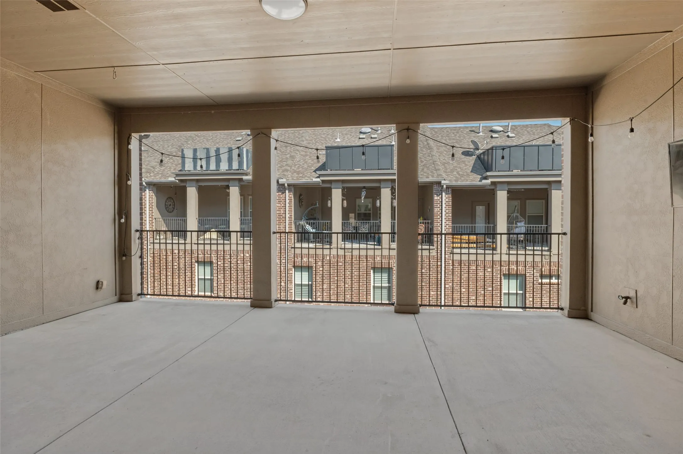 Townhouse For Sale in Denton County , 4412 Fisk Lane, Carrollton, Texas 75010, 3 Bedroom, 4 Bathroom, 2 Garage spaces, 2,238 Sqft, built in 2014, mls#21396168, Real Estate Agent in Carrollton, Homes For Sale in Denton county, Homes For Sale in Carrollton, Realtor in Carrollton Texas, Real Estate Brokerage Independent Realty Texas, Luminita Cordes Realtor