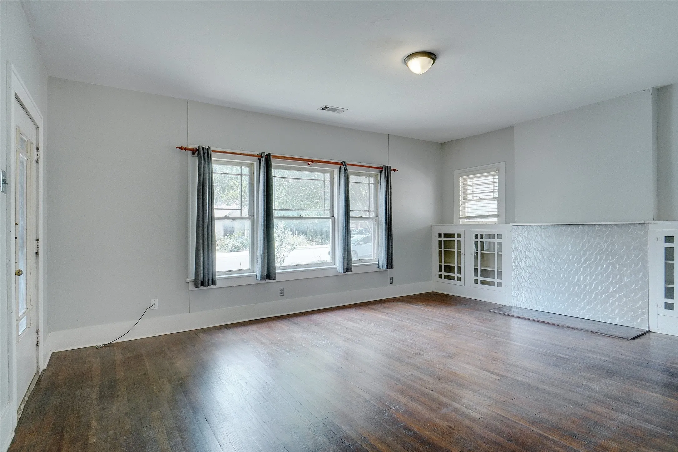 Single Family Residence For Rent in Denton County , 916 W Hickory Street, Denton, Texas 76201, 3 Bedroom, 2 Bathroom, Garage spaces, 1,904 Sqft, built in 1949, mls#21395458, Real Estate Agent in Denton, Homes For Rent in Denton county, Homes For Rent in Denton, Realtor in Denton Texas, Real Estate Brokerage Independent Realty Texas, Luminita Cordes Realtor