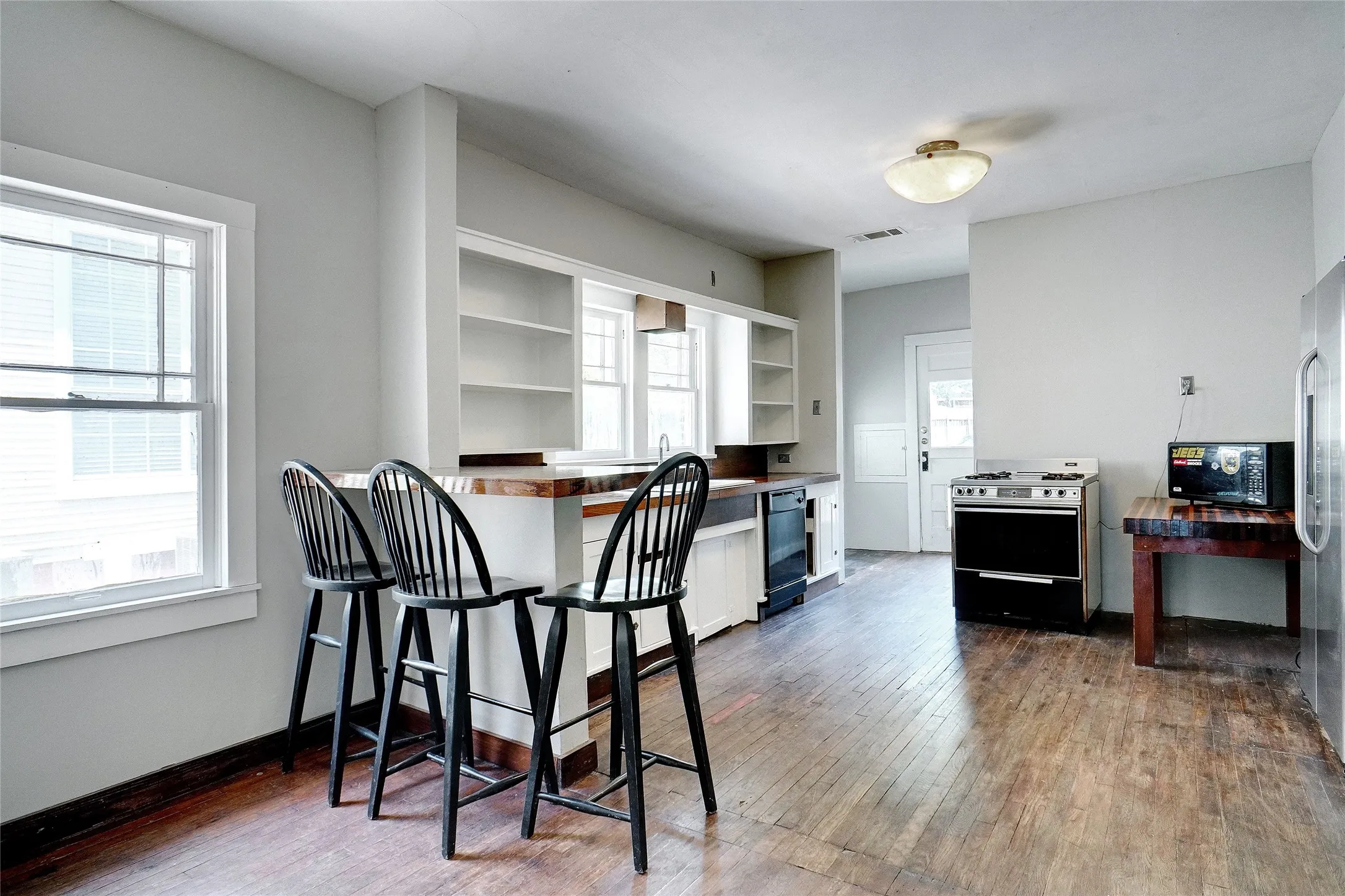 Single Family Residence For Rent in Denton County , 916 W Hickory Street, Denton, Texas 76201, 3 Bedroom, 2 Bathroom, Garage spaces, 1,904 Sqft, built in 1949, mls#21395458, Real Estate Agent in Denton, Homes For Rent in Denton county, Homes For Rent in Denton, Realtor in Denton Texas, Real Estate Brokerage Independent Realty Texas, Luminita Cordes Realtor