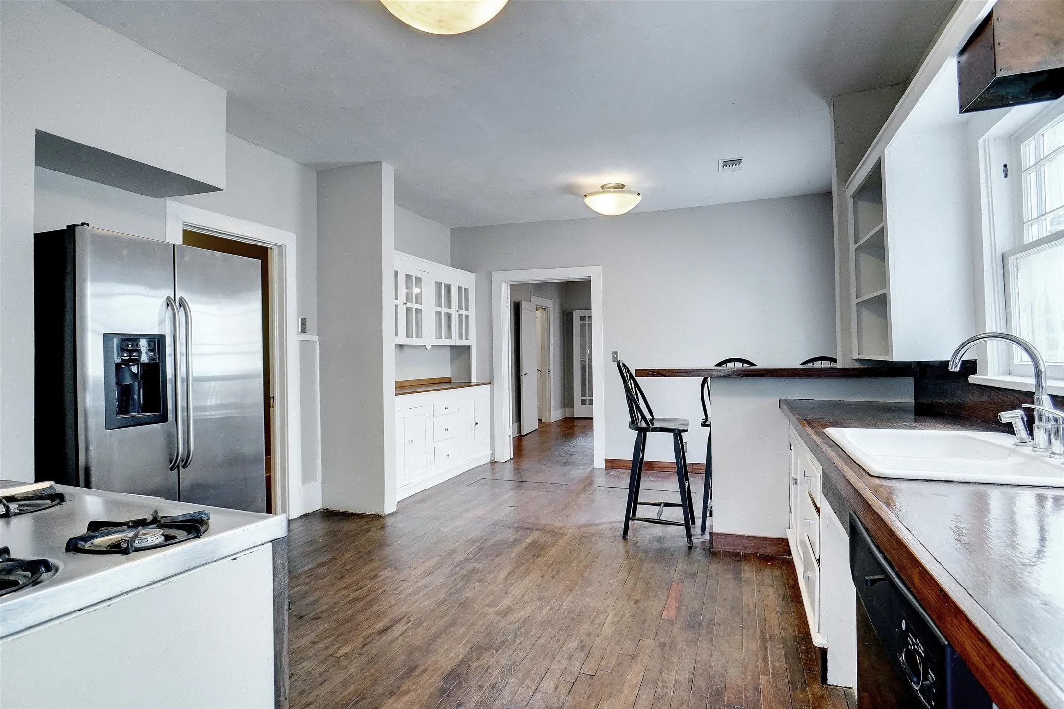 Single Family Residence For Rent in Denton County , 916 W Hickory Street, Denton, Texas 76201, 3 Bedroom, 2 Bathroom, Garage spaces, 1,904 Sqft, built in 1949, mls#21395458, Real Estate Agent in Denton, Homes For Rent in Denton county, Homes For Rent in Denton, Realtor in Denton Texas, Real Estate Brokerage Independent Realty Texas, Luminita Cordes Realtor