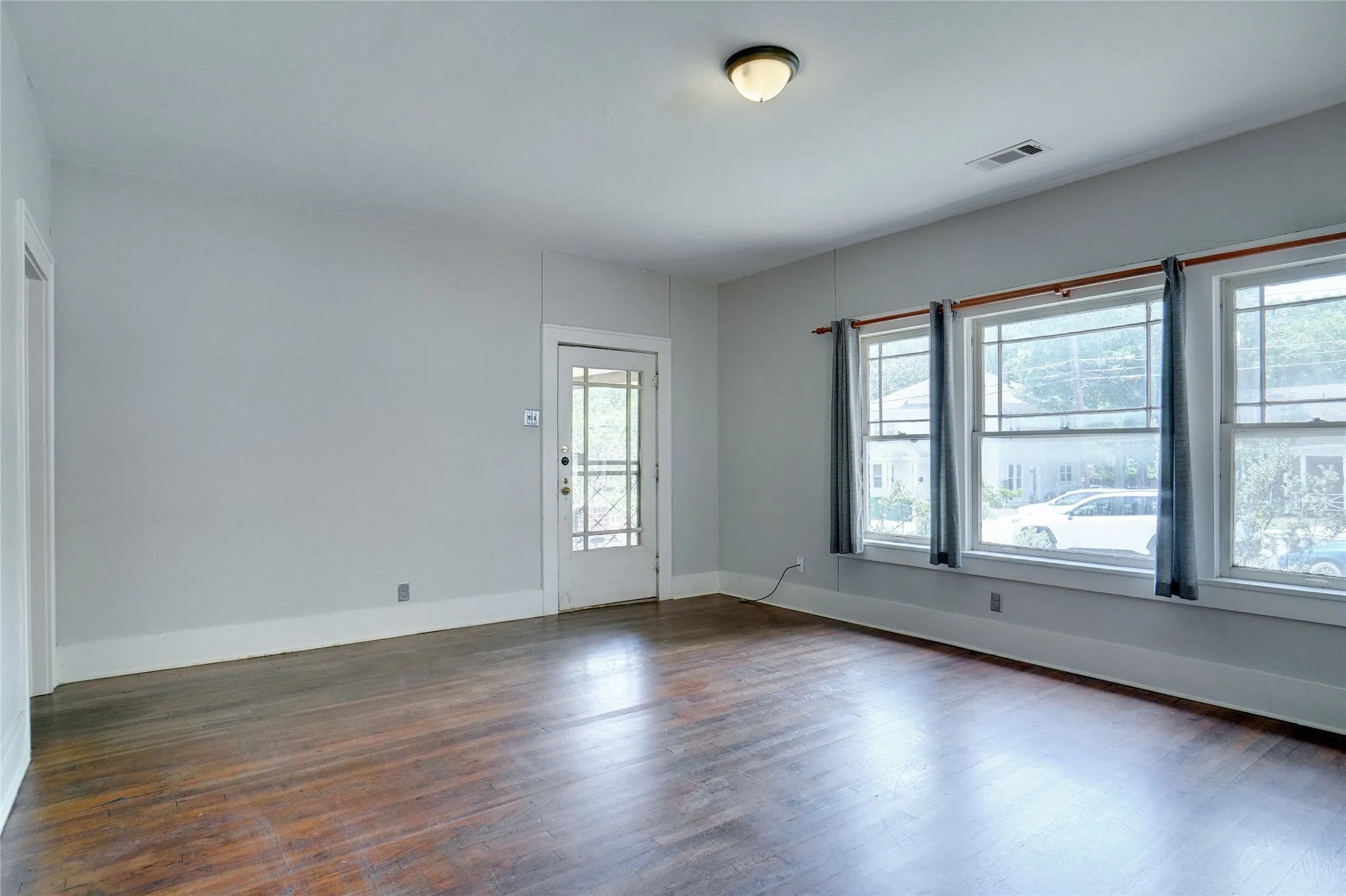 Single Family Residence For Rent in Denton County , 916 W Hickory Street, Denton, Texas 76201, 3 Bedroom, 2 Bathroom, Garage spaces, 1,904 Sqft, built in 1949, mls#21395458, Real Estate Agent in Denton, Homes For Rent in Denton county, Homes For Rent in Denton, Realtor in Denton Texas, Real Estate Brokerage Independent Realty Texas, Luminita Cordes Realtor
