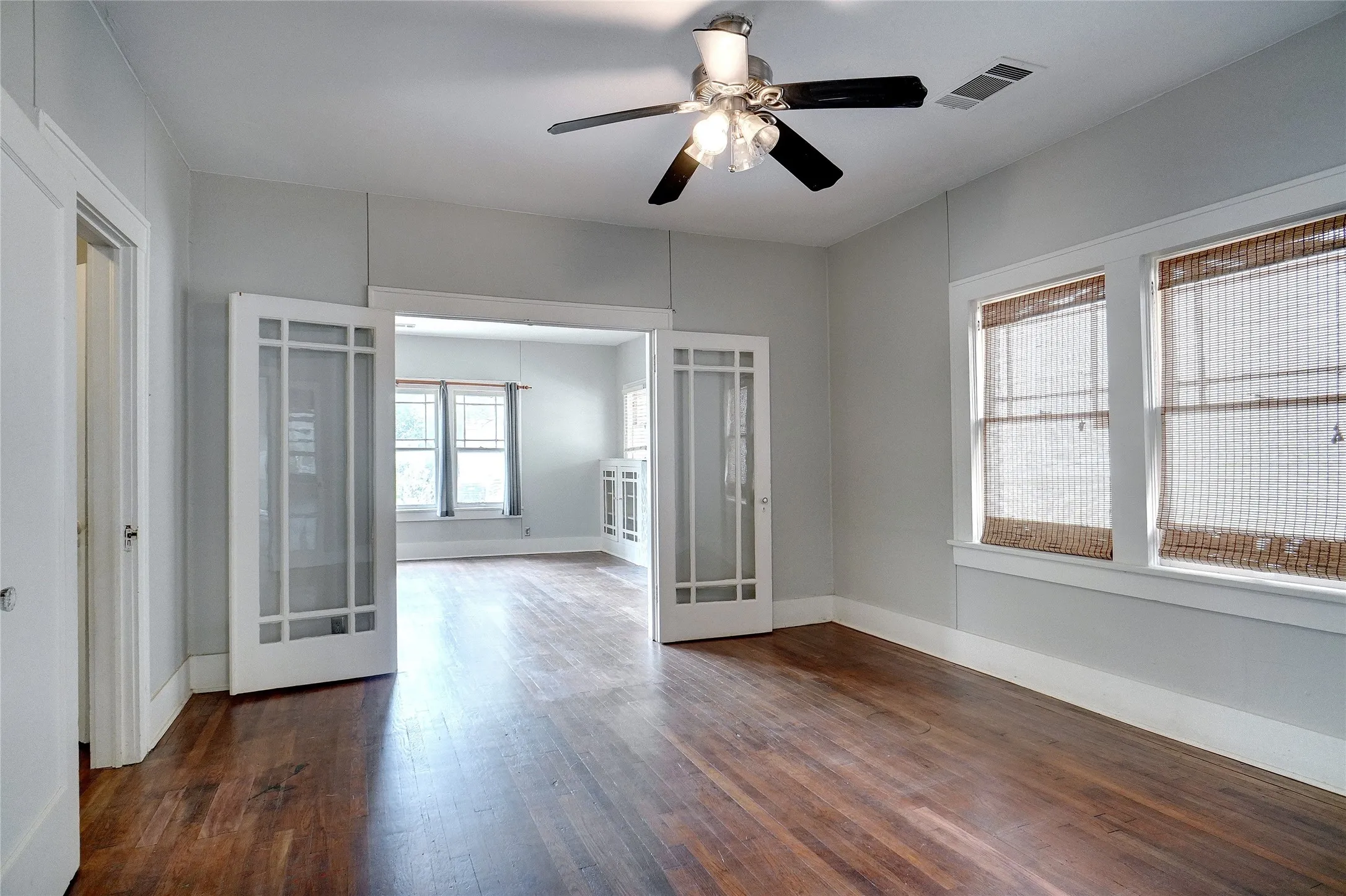 Single Family Residence For Rent in Denton County , 916 W Hickory Street, Denton, Texas 76201, 3 Bedroom, 2 Bathroom, Garage spaces, 1,904 Sqft, built in 1949, mls#21395458, Real Estate Agent in Denton, Homes For Rent in Denton county, Homes For Rent in Denton, Realtor in Denton Texas, Real Estate Brokerage Independent Realty Texas, Luminita Cordes Realtor