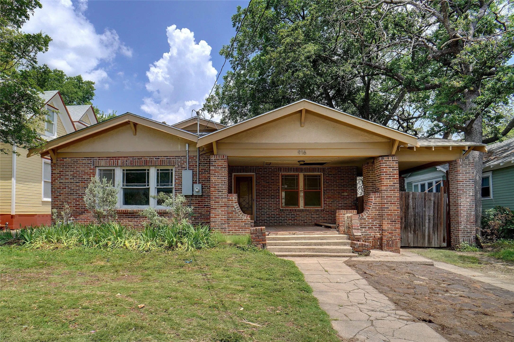 Single Family Residence For Rent in Denton County , 916 W Hickory Street, Denton, Texas 76201, 3 Bedroom, 2 Bathroom, Garage spaces, 1,904 Sqft, built in 1949, mls#21395458, Real Estate Agent in Denton, Homes For Rent in Denton county, Homes For Rent in Denton, Realtor in Denton Texas, Real Estate Brokerage Independent Realty Texas, Luminita Cordes Realtor