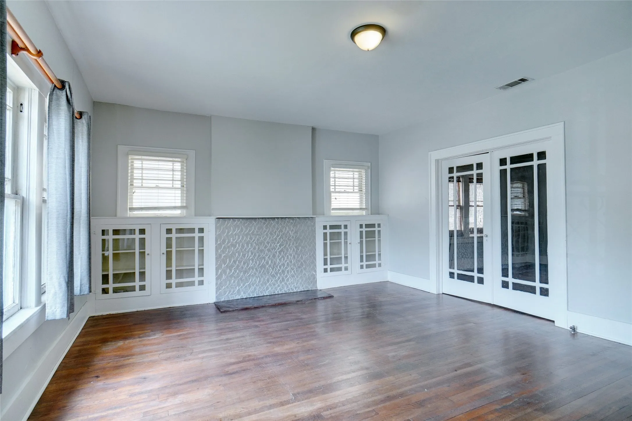 Single Family Residence For Rent in Denton County , 916 W Hickory Street, Denton, Texas 76201, 3 Bedroom, 2 Bathroom, Garage spaces, 1,904 Sqft, built in 1949, mls#21395458, Real Estate Agent in Denton, Homes For Rent in Denton county, Homes For Rent in Denton, Realtor in Denton Texas, Real Estate Brokerage Independent Realty Texas, Luminita Cordes Realtor
