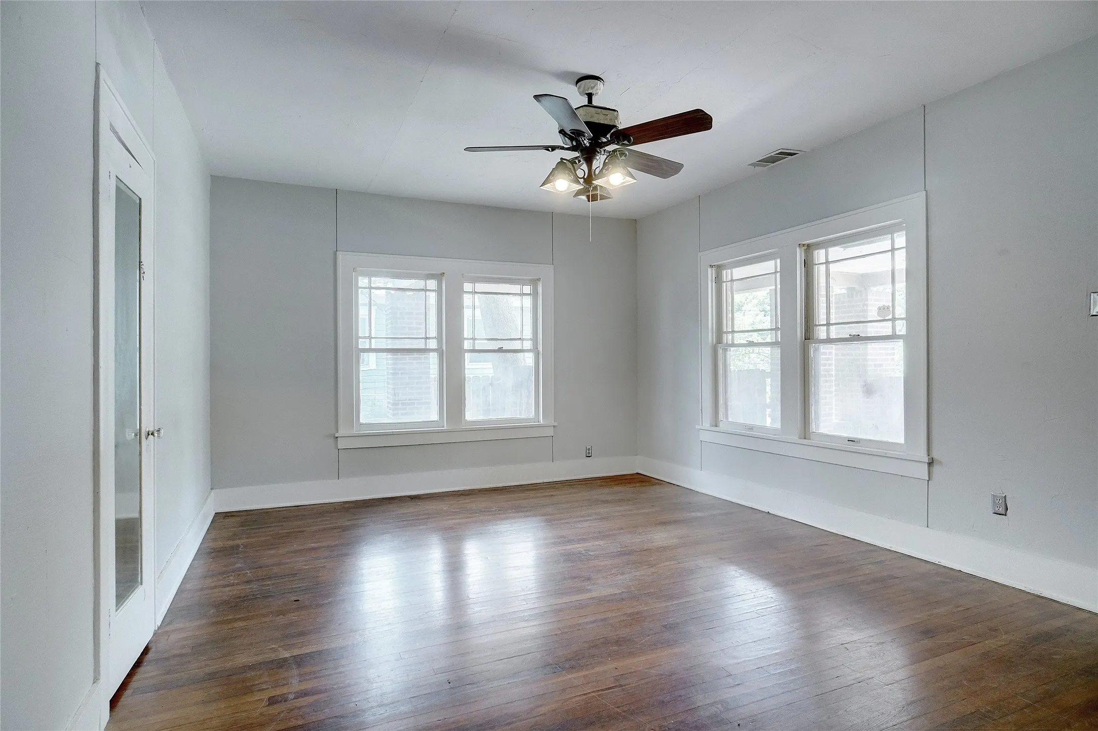 Single Family Residence For Rent in Denton County , 916 W Hickory Street, Denton, Texas 76201, 3 Bedroom, 2 Bathroom, Garage spaces, 1,904 Sqft, built in 1949, mls#21395458, Real Estate Agent in Denton, Homes For Rent in Denton county, Homes For Rent in Denton, Realtor in Denton Texas, Real Estate Brokerage Independent Realty Texas, Luminita Cordes Realtor