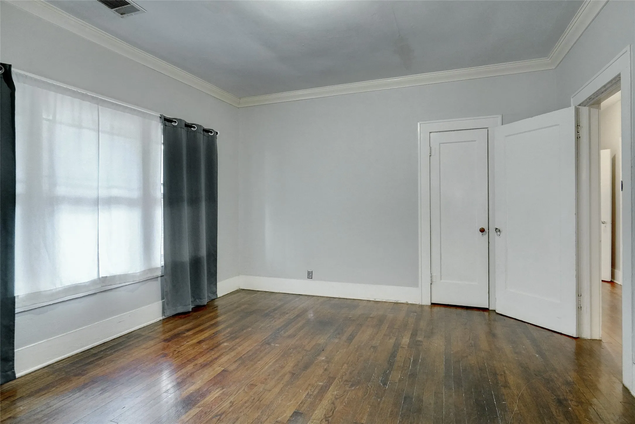Single Family Residence For Rent in Denton County , 916 W Hickory Street, Denton, Texas 76201, 3 Bedroom, 2 Bathroom, Garage spaces, 1,904 Sqft, built in 1949, mls#21395458, Real Estate Agent in Denton, Homes For Rent in Denton county, Homes For Rent in Denton, Realtor in Denton Texas, Real Estate Brokerage Independent Realty Texas, Luminita Cordes Realtor