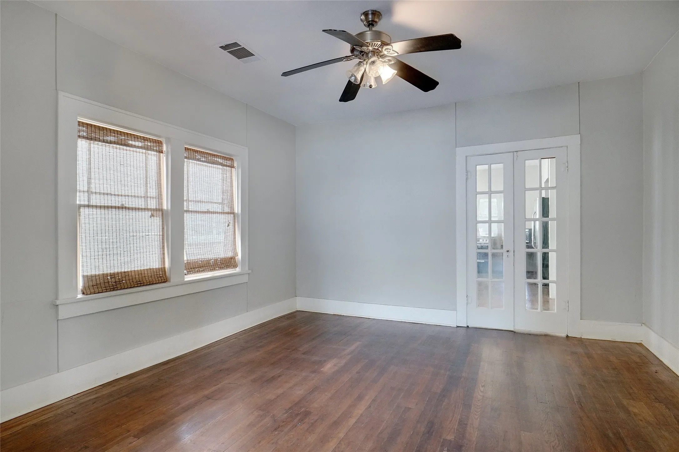 Single Family Residence For Rent in Denton County , 916 W Hickory Street, Denton, Texas 76201, 3 Bedroom, 2 Bathroom, Garage spaces, 1,904 Sqft, built in 1949, mls#21395458, Real Estate Agent in Denton, Homes For Rent in Denton county, Homes For Rent in Denton, Realtor in Denton Texas, Real Estate Brokerage Independent Realty Texas, Luminita Cordes Realtor