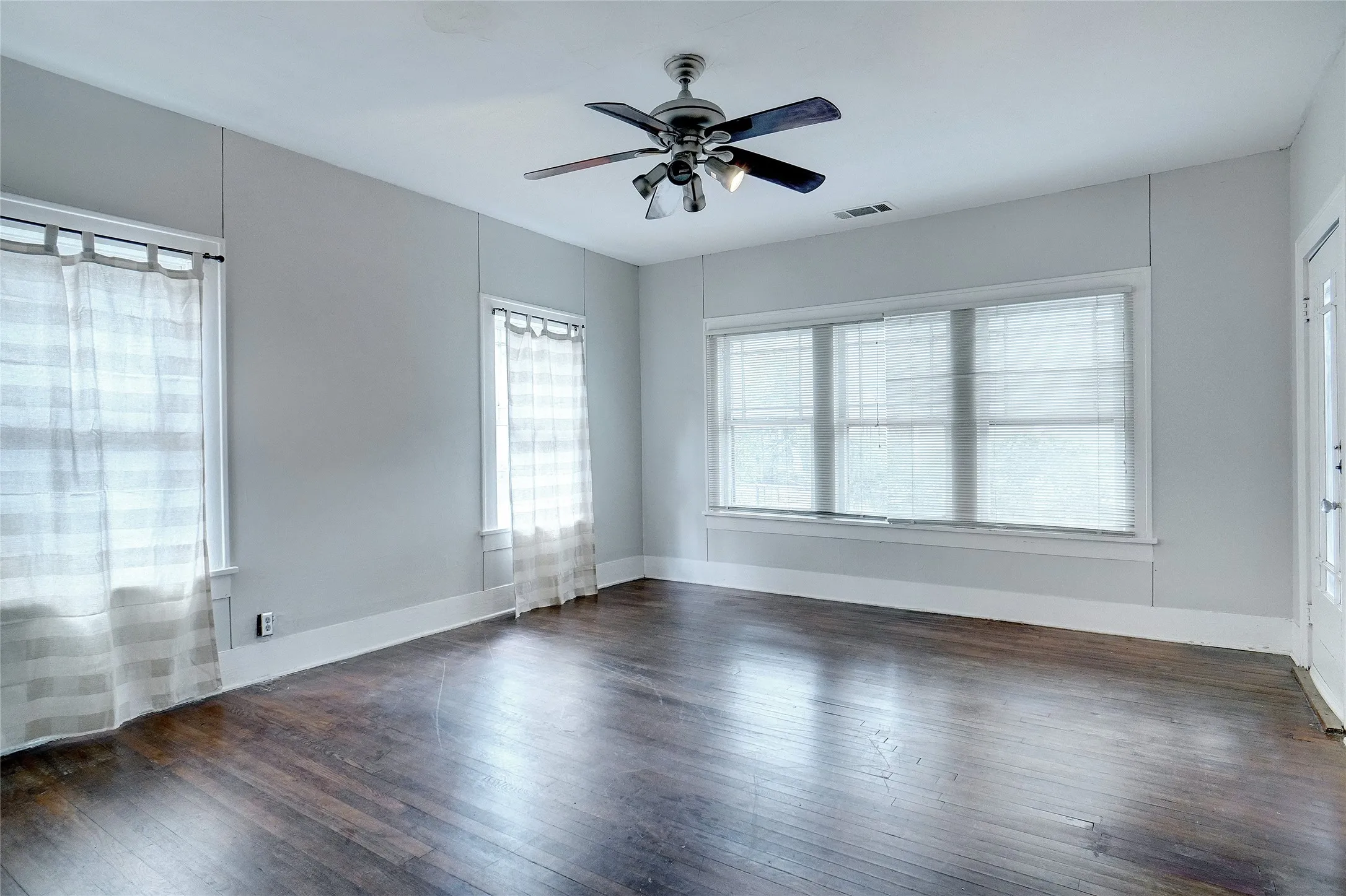 Single Family Residence For Rent in Denton County , 916 W Hickory Street, Denton, Texas 76201, 3 Bedroom, 2 Bathroom, Garage spaces, 1,904 Sqft, built in 1949, mls#21395458, Real Estate Agent in Denton, Homes For Rent in Denton county, Homes For Rent in Denton, Realtor in Denton Texas, Real Estate Brokerage Independent Realty Texas, Luminita Cordes Realtor