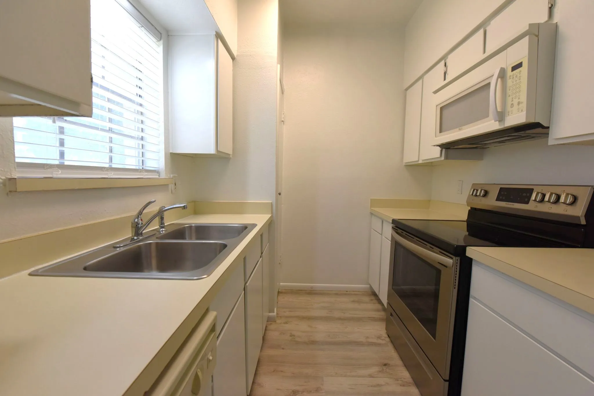 Condominium For Sale in Dallas County , 2727 Shelby Avenue M, Dallas, Texas 75219, 2 Bedroom, 2 Bathroom, Garage spaces, 962 Sqft, built in 1979, mls#21396638, Real Estate Agent in Dallas, Homes For Sale in Dallas county, Homes For Sale in Dallas, Realtor in Dallas Texas, Real Estate Brokerage Independent Realty Texas, Luminita Cordes Realtor