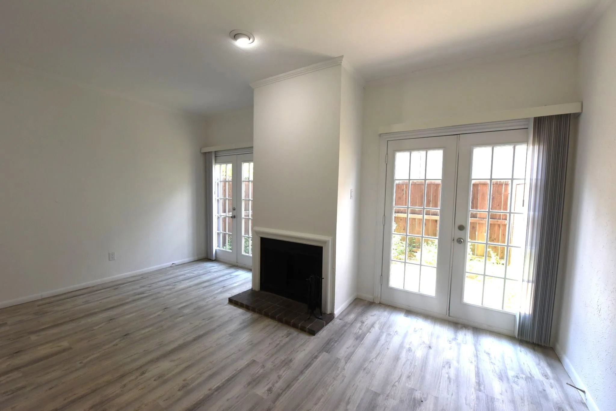 Condominium For Sale in Dallas County , 2727 Shelby Avenue M, Dallas, Texas 75219, 2 Bedroom, 2 Bathroom, Garage spaces, 962 Sqft, built in 1979, mls#21396638, Real Estate Agent in Dallas, Homes For Sale in Dallas county, Homes For Sale in Dallas, Realtor in Dallas Texas, Real Estate Brokerage Independent Realty Texas, Luminita Cordes Realtor