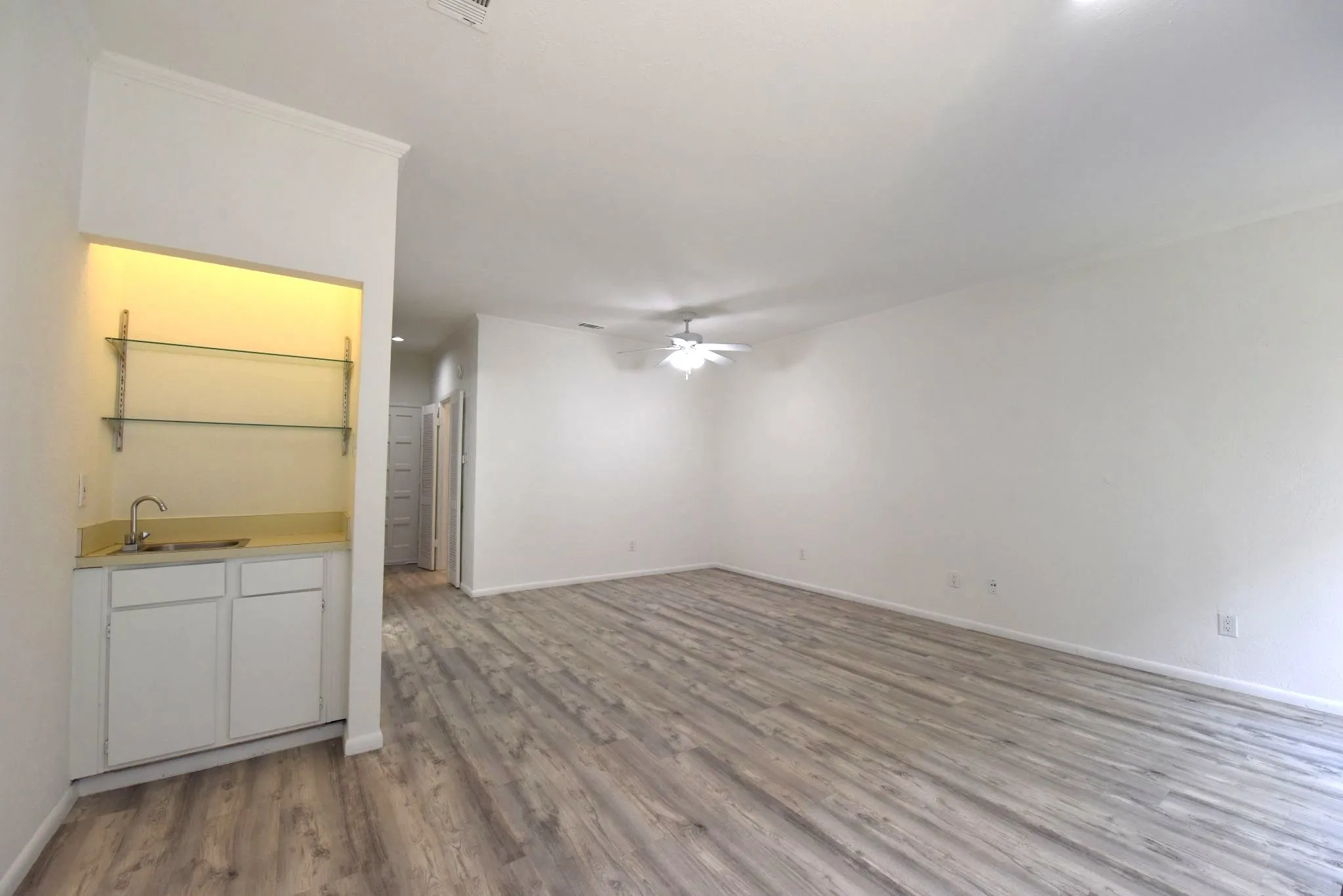 Condominium For Sale in Dallas County , 2727 Shelby Avenue M, Dallas, Texas 75219, 2 Bedroom, 2 Bathroom, Garage spaces, 962 Sqft, built in 1979, mls#21396638, Real Estate Agent in Dallas, Homes For Sale in Dallas county, Homes For Sale in Dallas, Realtor in Dallas Texas, Real Estate Brokerage Independent Realty Texas, Luminita Cordes Realtor