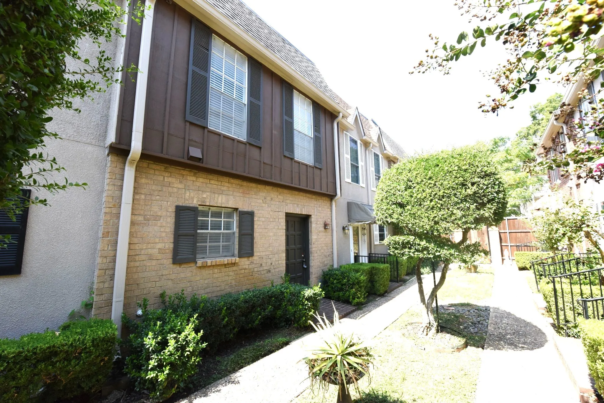 Condominium For Sale in Dallas County , 2727 Shelby Avenue M, Dallas, Texas 75219, 2 Bedroom, 2 Bathroom, Garage spaces, 962 Sqft, built in 1979, mls#21396638, Real Estate Agent in Dallas, Homes For Sale in Dallas county, Homes For Sale in Dallas, Realtor in Dallas Texas, Real Estate Brokerage Independent Realty Texas, Luminita Cordes Realtor