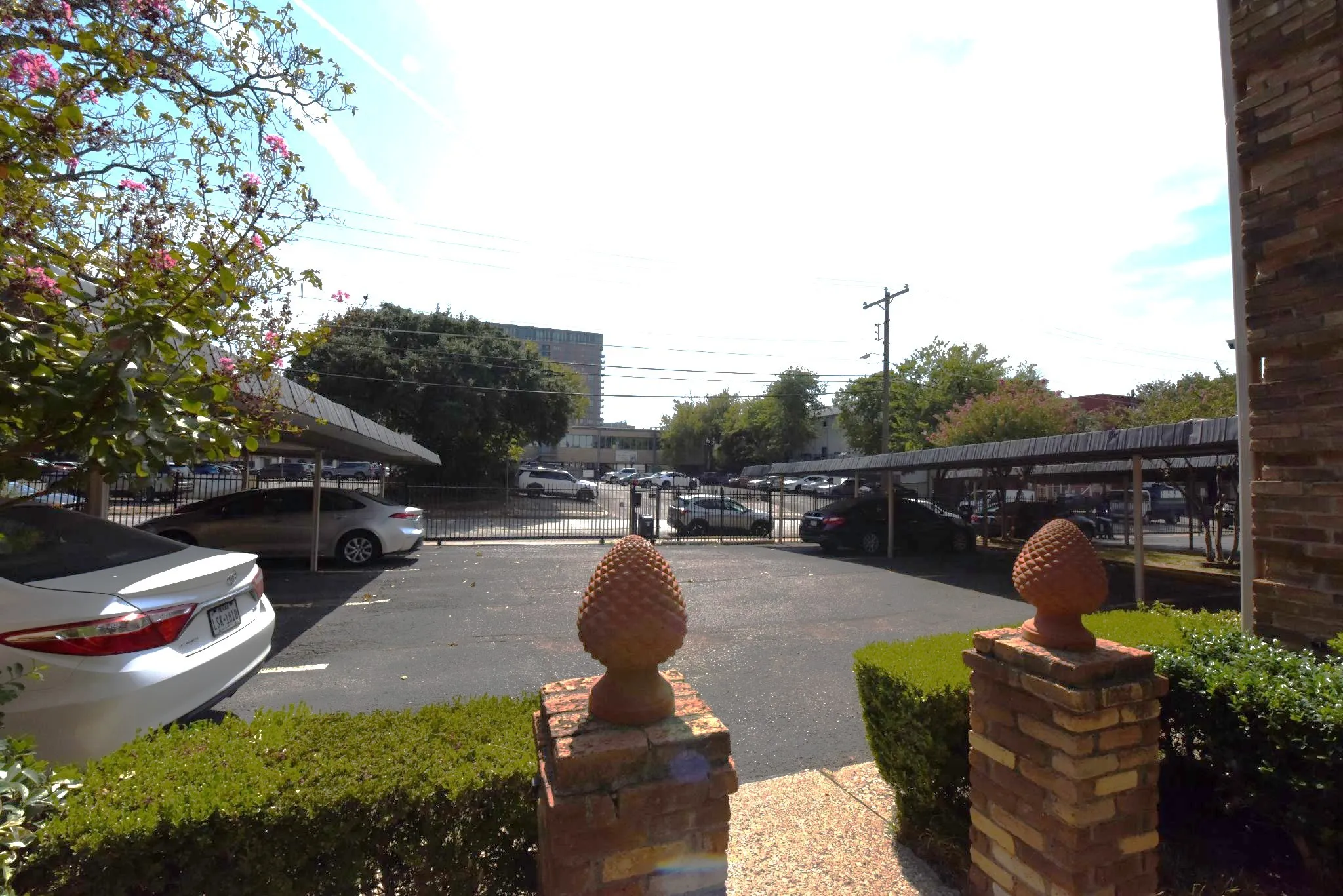 Condominium For Sale in Dallas County , 2727 Shelby Avenue M, Dallas, Texas 75219, 2 Bedroom, 2 Bathroom, Garage spaces, 962 Sqft, built in 1979, mls#21396638, Real Estate Agent in Dallas, Homes For Sale in Dallas county, Homes For Sale in Dallas, Realtor in Dallas Texas, Real Estate Brokerage Independent Realty Texas, Luminita Cordes Realtor