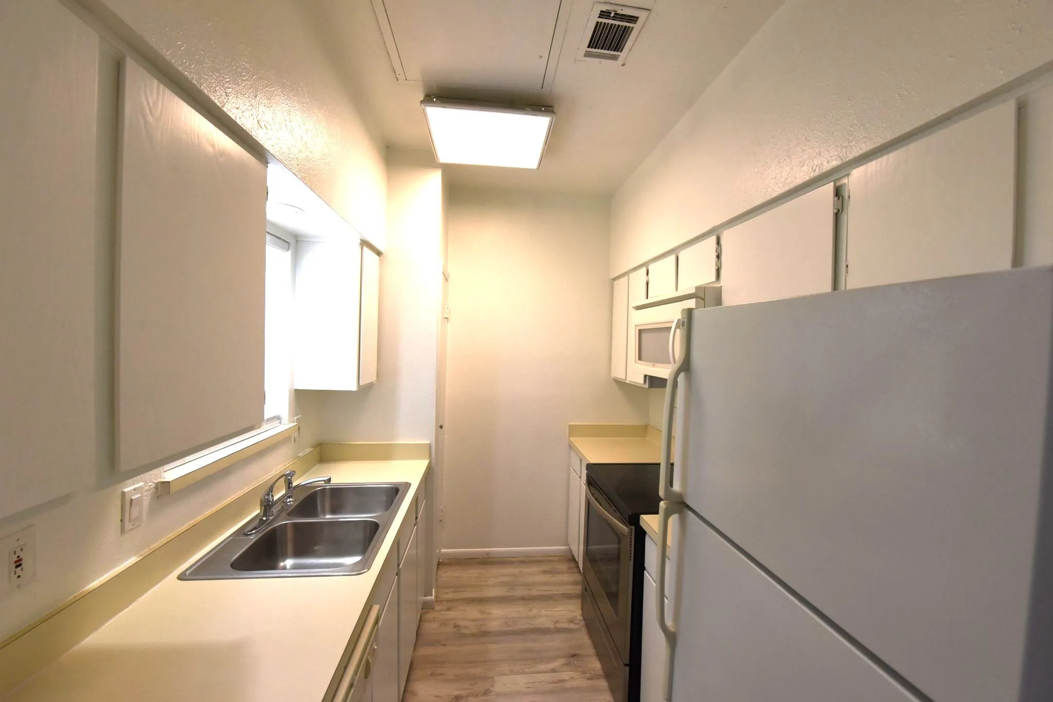 Condominium For Sale in Dallas County , 2727 Shelby Avenue M, Dallas, Texas 75219, 2 Bedroom, 2 Bathroom, Garage spaces, 962 Sqft, built in 1979, mls#21396638, Real Estate Agent in Dallas, Homes For Sale in Dallas county, Homes For Sale in Dallas, Realtor in Dallas Texas, Real Estate Brokerage Independent Realty Texas, Luminita Cordes Realtor