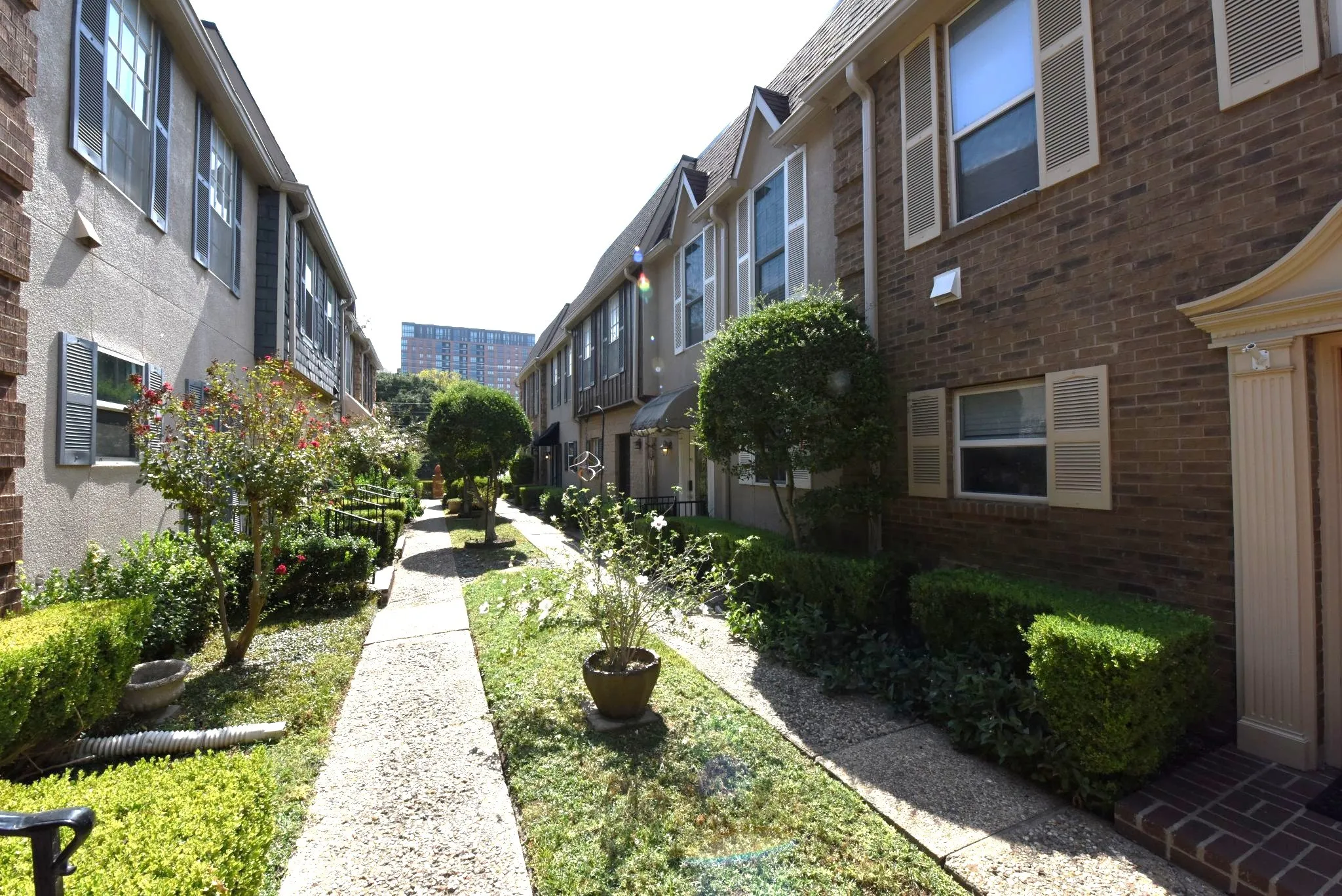 Condominium For Sale in Dallas County , 2727 Shelby Avenue M, Dallas, Texas 75219, 2 Bedroom, 2 Bathroom, Garage spaces, 962 Sqft, built in 1979, mls#21396638, Real Estate Agent in Dallas, Homes For Sale in Dallas county, Homes For Sale in Dallas, Realtor in Dallas Texas, Real Estate Brokerage Independent Realty Texas, Luminita Cordes Realtor