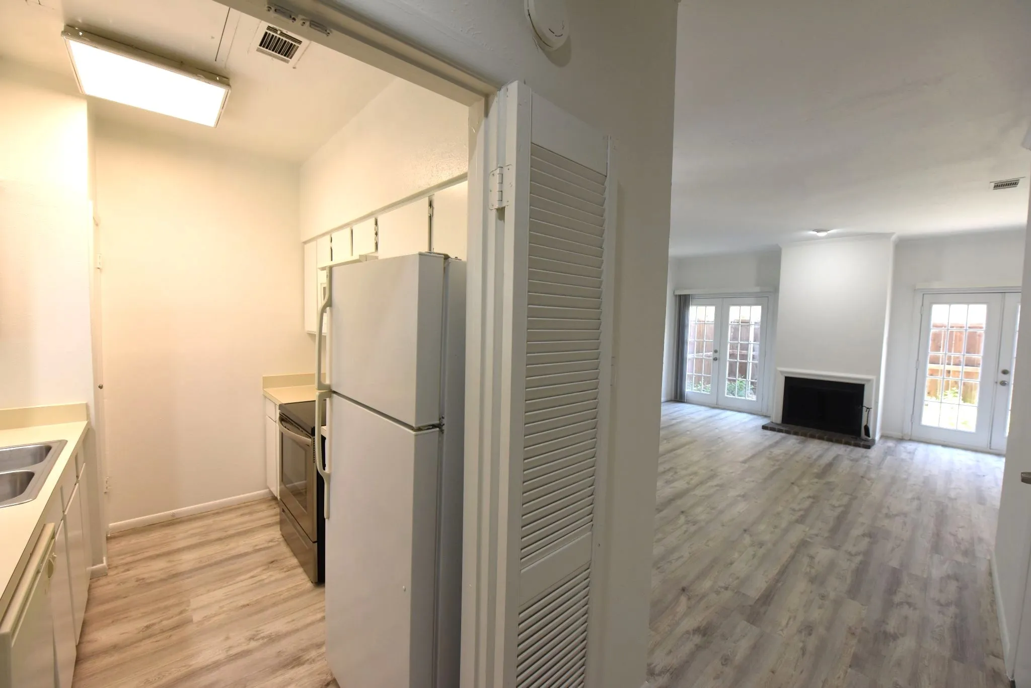 Condominium For Sale in Dallas County , 2727 Shelby Avenue M, Dallas, Texas 75219, 2 Bedroom, 2 Bathroom, Garage spaces, 962 Sqft, built in 1979, mls#21396638, Real Estate Agent in Dallas, Homes For Sale in Dallas county, Homes For Sale in Dallas, Realtor in Dallas Texas, Real Estate Brokerage Independent Realty Texas, Luminita Cordes Realtor
