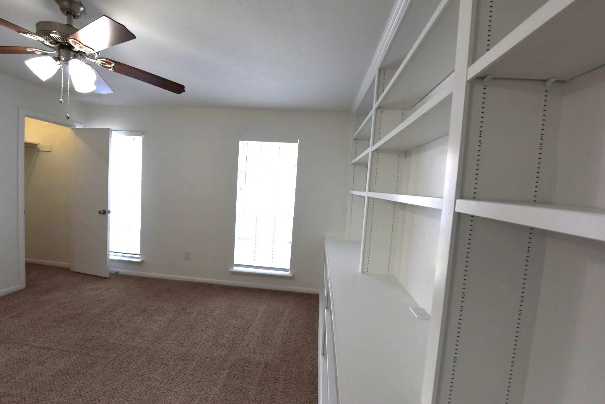 Condominium For Sale in Dallas County , 2727 Shelby Avenue M, Dallas, Texas 75219, 2 Bedroom, 2 Bathroom, Garage spaces, 962 Sqft, built in 1979, mls#21396638, Real Estate Agent in Dallas, Homes For Sale in Dallas county, Homes For Sale in Dallas, Realtor in Dallas Texas, Real Estate Brokerage Independent Realty Texas, Luminita Cordes Realtor