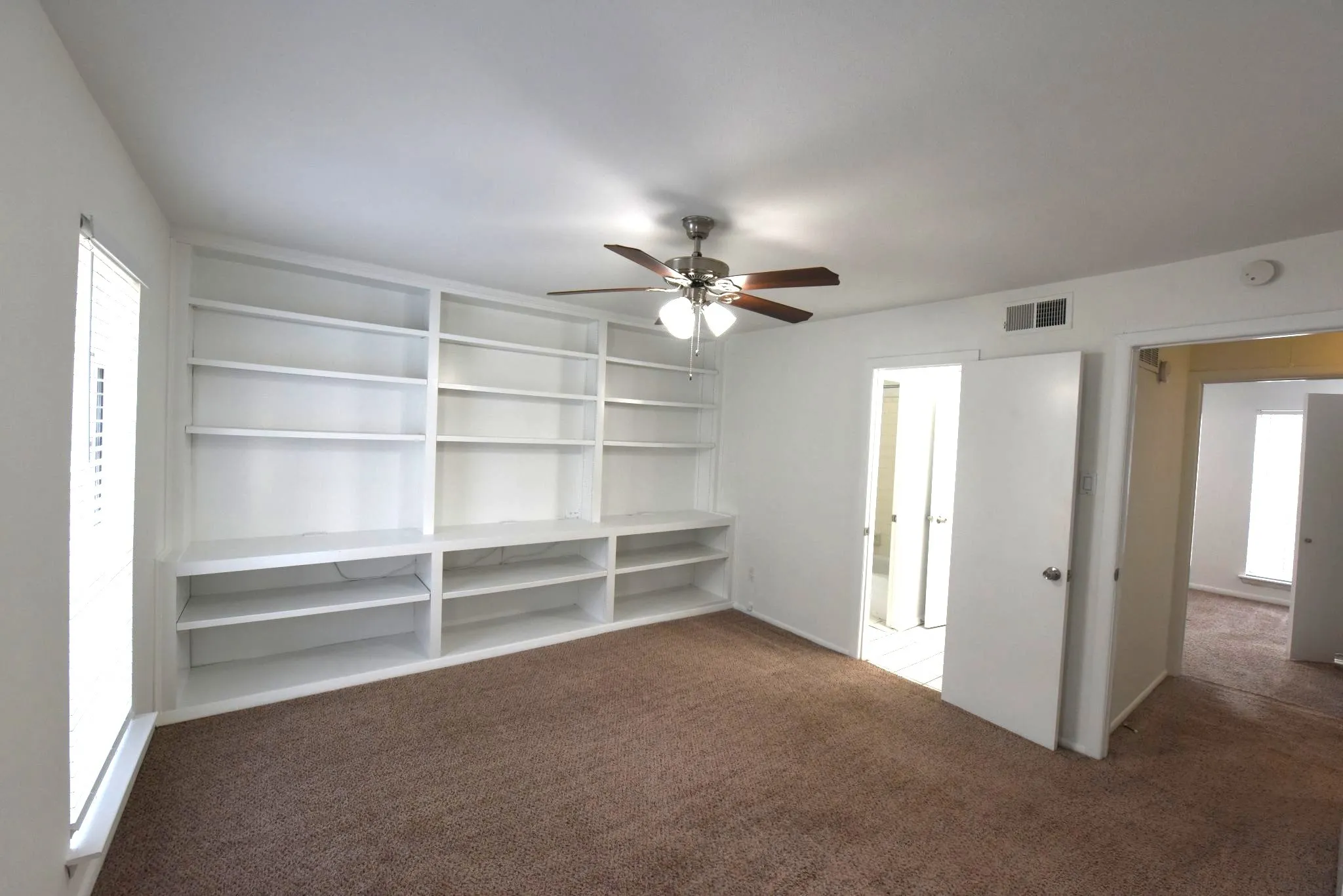 Condominium For Sale in Dallas County , 2727 Shelby Avenue M, Dallas, Texas 75219, 2 Bedroom, 2 Bathroom, Garage spaces, 962 Sqft, built in 1979, mls#21396638, Real Estate Agent in Dallas, Homes For Sale in Dallas county, Homes For Sale in Dallas, Realtor in Dallas Texas, Real Estate Brokerage Independent Realty Texas, Luminita Cordes Realtor