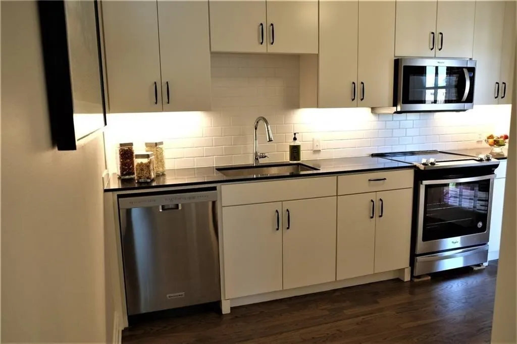 Apartment For Rent in Tarrant County , 2837 Hemphill Street 201, Fort Worth, Texas 76110, 1 Bedroom, 1 Bathroom, Garage spaces, 776 Sqft, built in 1927, mls#21396640, Real Estate Agent in Fort Worth, Homes For Rent in Tarrant county, Homes For Rent in Fort Worth, Realtor in Fort Worth Texas, Real Estate Brokerage Independent Realty Texas, Luminita Cordes Realtor
