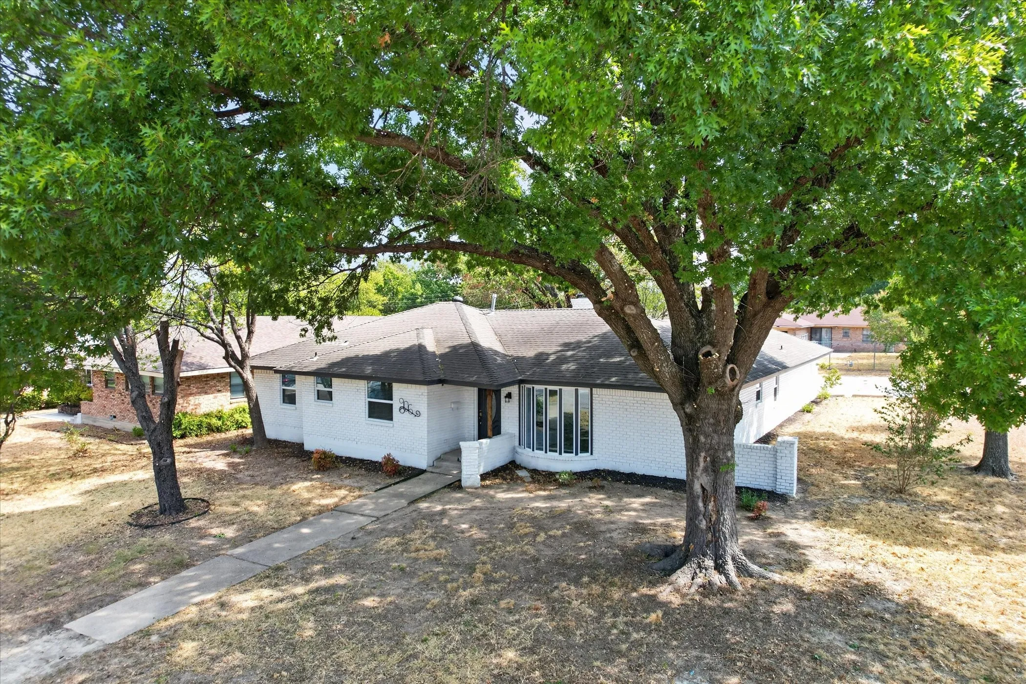 Single Family Residence For Sale in Dallas County , 906 Pinedale Lane, Dallas, Texas 75241, 3 Bedroom, 3 Bathroom, 2 Garage spaces, 1,878 Sqft, built in 1971, mls#21396562, Real Estate Agent in Dallas, Homes For Sale in Dallas county, Homes For Sale in Dallas, Realtor in Dallas Texas, Real Estate Brokerage Independent Realty Texas, Luminita Cordes Realtor