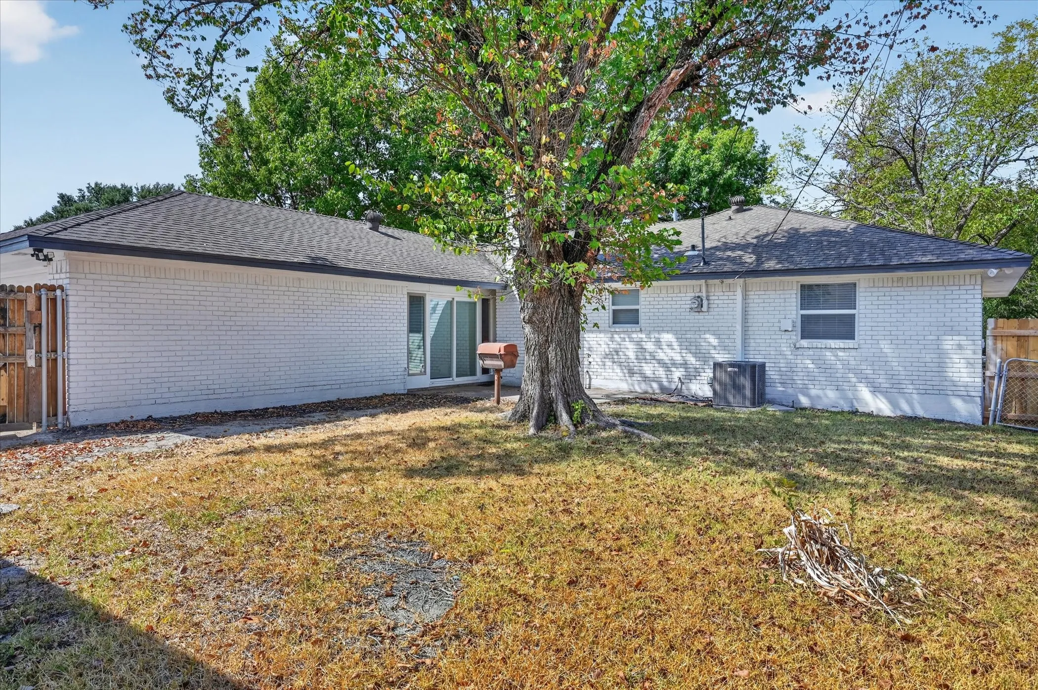 Single Family Residence For Sale in Dallas County , 906 Pinedale Lane, Dallas, Texas 75241, 3 Bedroom, 3 Bathroom, 2 Garage spaces, 1,878 Sqft, built in 1971, mls#21396562, Real Estate Agent in Dallas, Homes For Sale in Dallas county, Homes For Sale in Dallas, Realtor in Dallas Texas, Real Estate Brokerage Independent Realty Texas, Luminita Cordes Realtor