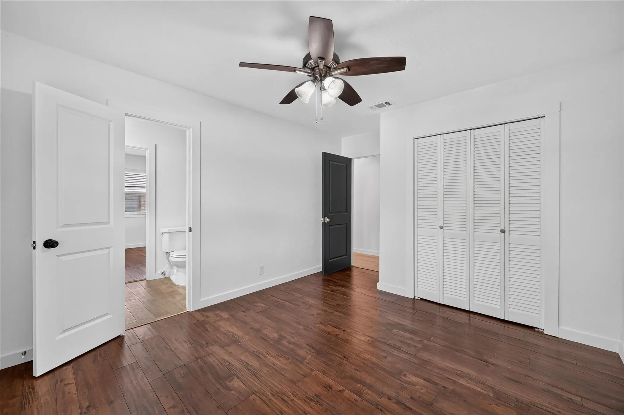 Single Family Residence For Sale in Dallas County , 906 Pinedale Lane, Dallas, Texas 75241, 3 Bedroom, 3 Bathroom, 2 Garage spaces, 1,878 Sqft, built in 1971, mls#21396562, Real Estate Agent in Dallas, Homes For Sale in Dallas county, Homes For Sale in Dallas, Realtor in Dallas Texas, Real Estate Brokerage Independent Realty Texas, Luminita Cordes Realtor