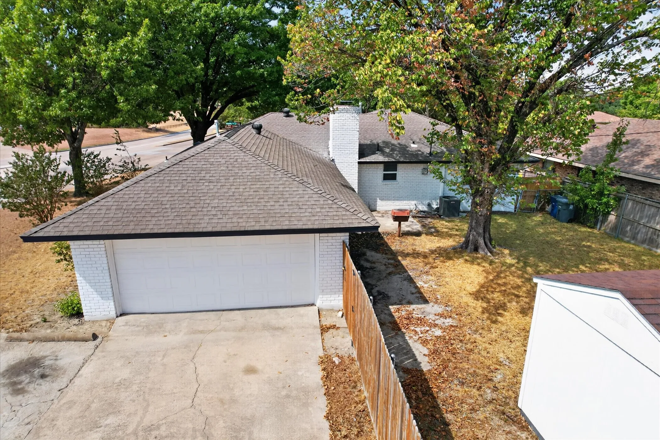 Single Family Residence For Sale in Dallas County , 906 Pinedale Lane, Dallas, Texas 75241, 3 Bedroom, 3 Bathroom, 2 Garage spaces, 1,878 Sqft, built in 1971, mls#21396562, Real Estate Agent in Dallas, Homes For Sale in Dallas county, Homes For Sale in Dallas, Realtor in Dallas Texas, Real Estate Brokerage Independent Realty Texas, Luminita Cordes Realtor